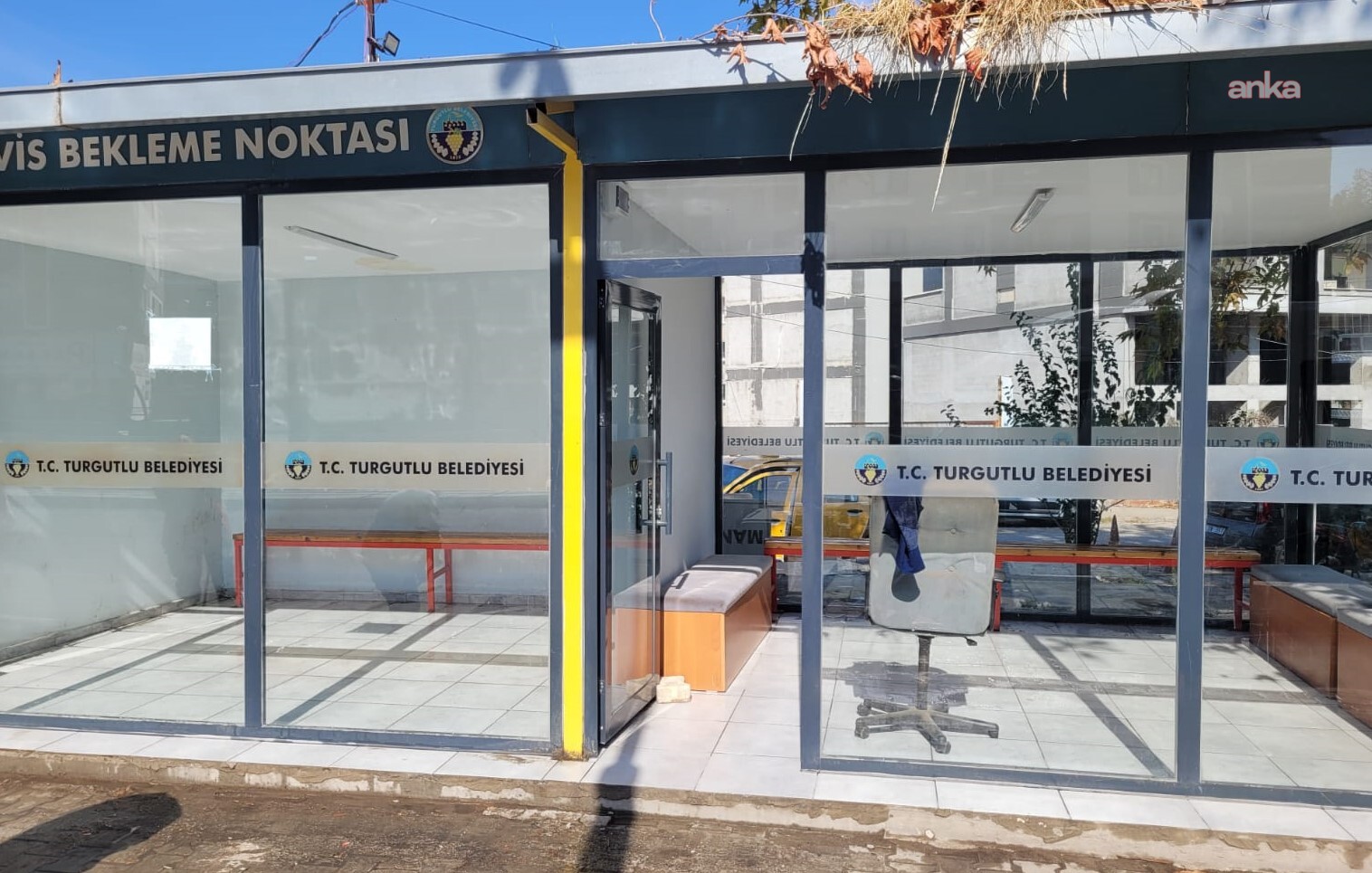 Turgutlu Belediyesi’nden servis bekleme duraklarında temizlik çalışması