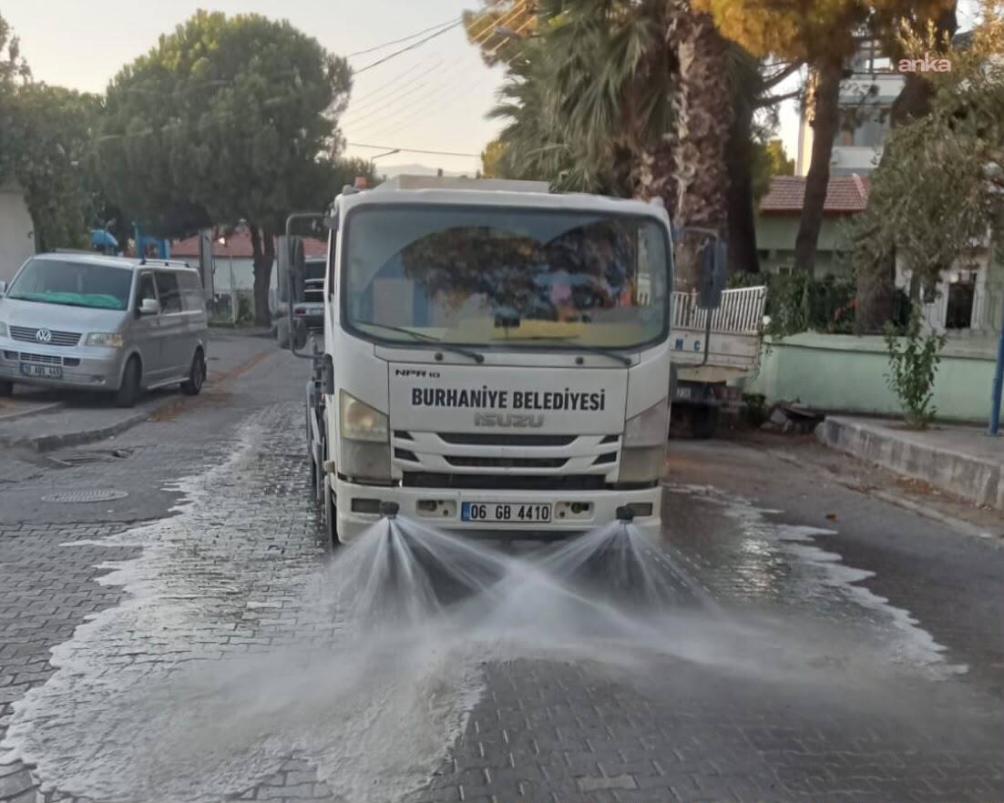 Burhaniye Belediyesi’nden ilçe genelinde temizlik çalışması