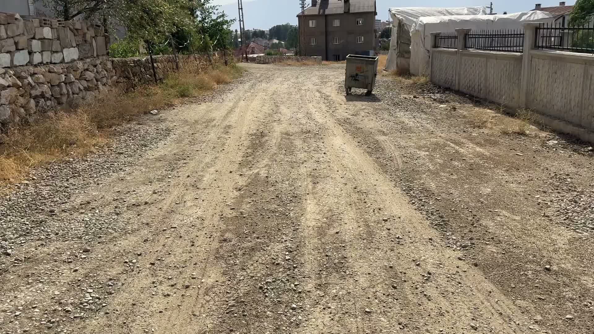 YKS'de derece yapan görme engelli genç, yaşadığı sokağın yolunun yapılmasını istedi: “Bastonumu kullanamıyorum”