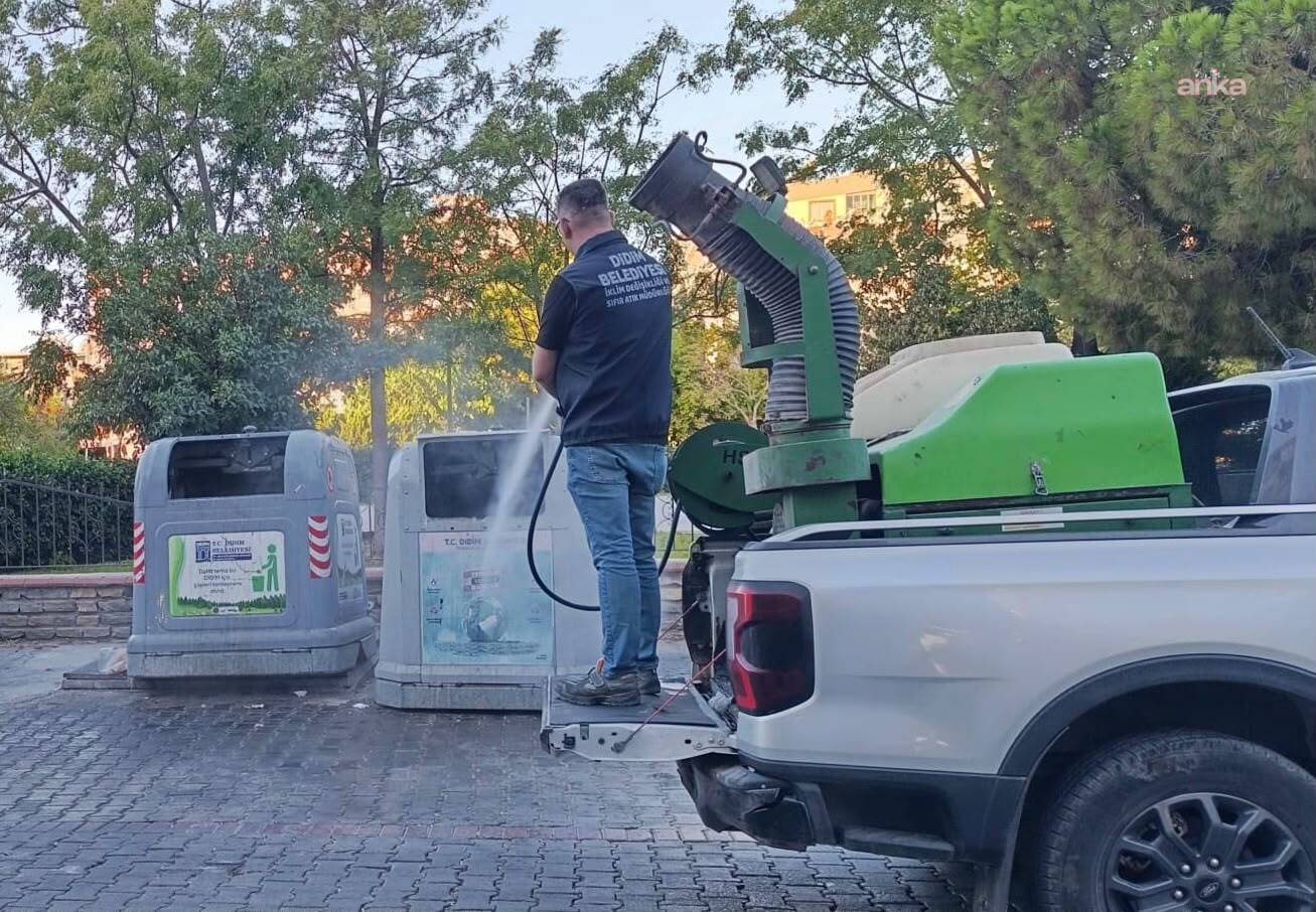Didim’de çöp konteynerleri ve kutularında ilaçlama çalışması