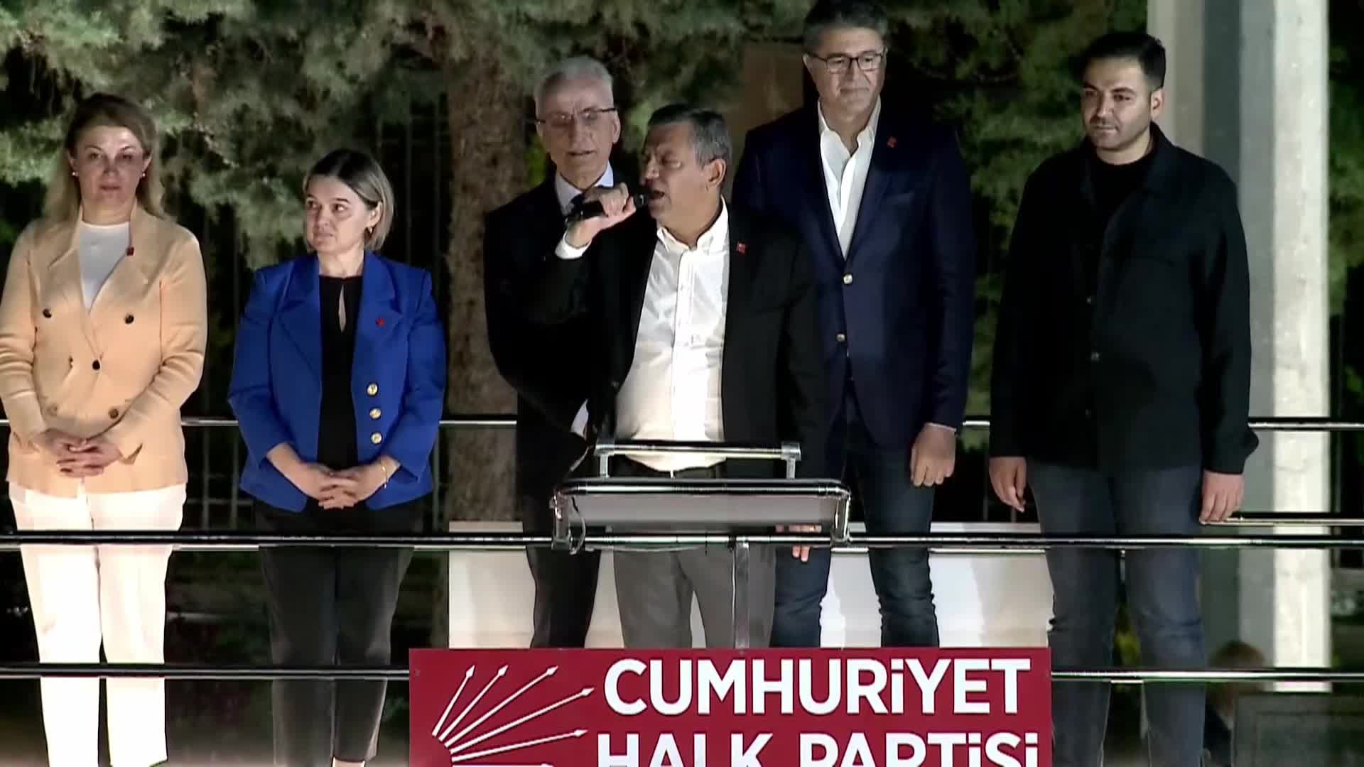 CHP'den "Parti İrademize Sahip Çıkıyoruz" eylemi... Özgür Özel: Gün gelir piyonlar şah olur, şahlığına güvenen de gün gelir mat olur