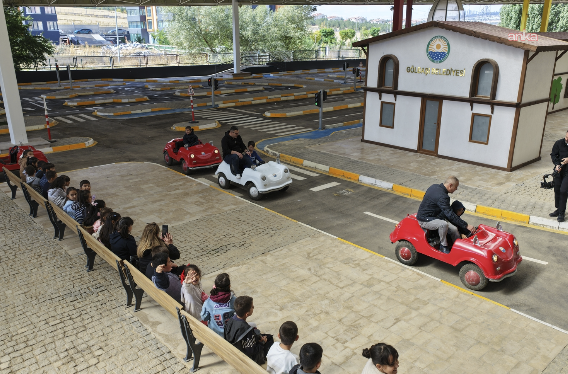 Gölbaşı’nda çocuklar trafik kurallarını teorik ve uygulamalı olarak öğreniyor