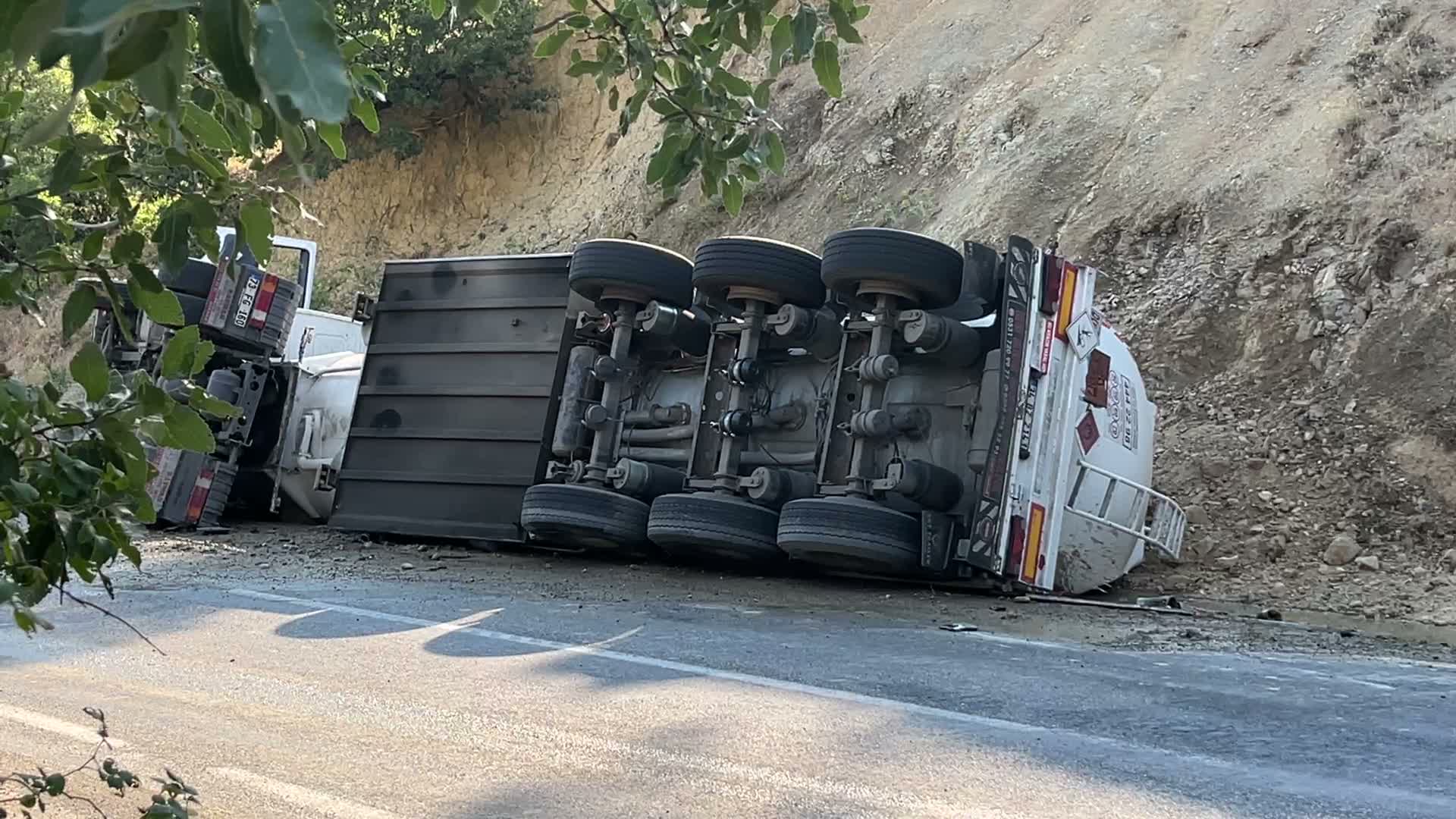 Tunceli-Erzincan Karayolunda akaryakıt tankeri devrildi