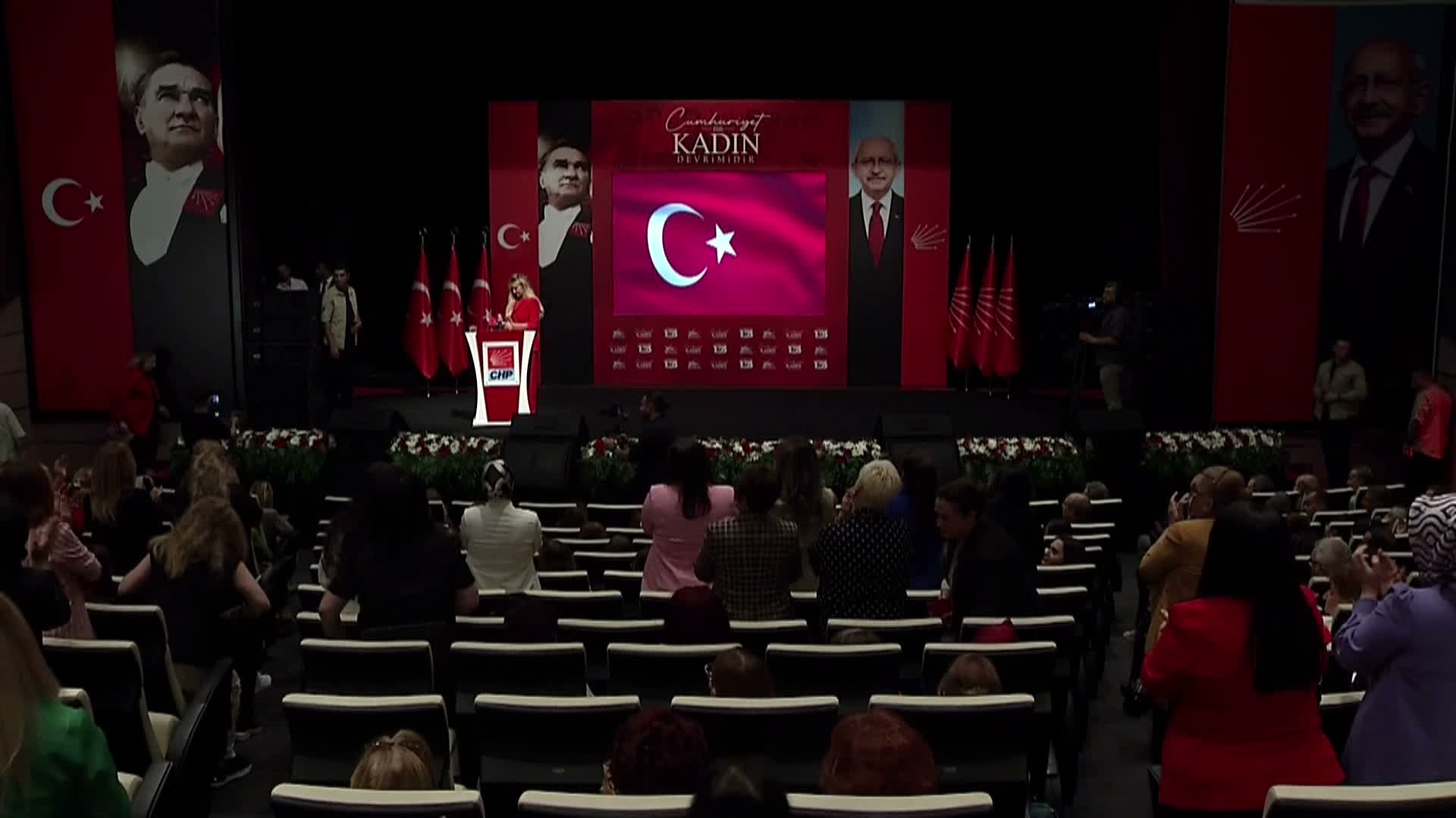 CHP’de “Cumhuriyet Bir Kadın Devrimidir” paneli… Ayten Gülsever: "Kadın özgür değilse Cumhuriyet eksiktir"
