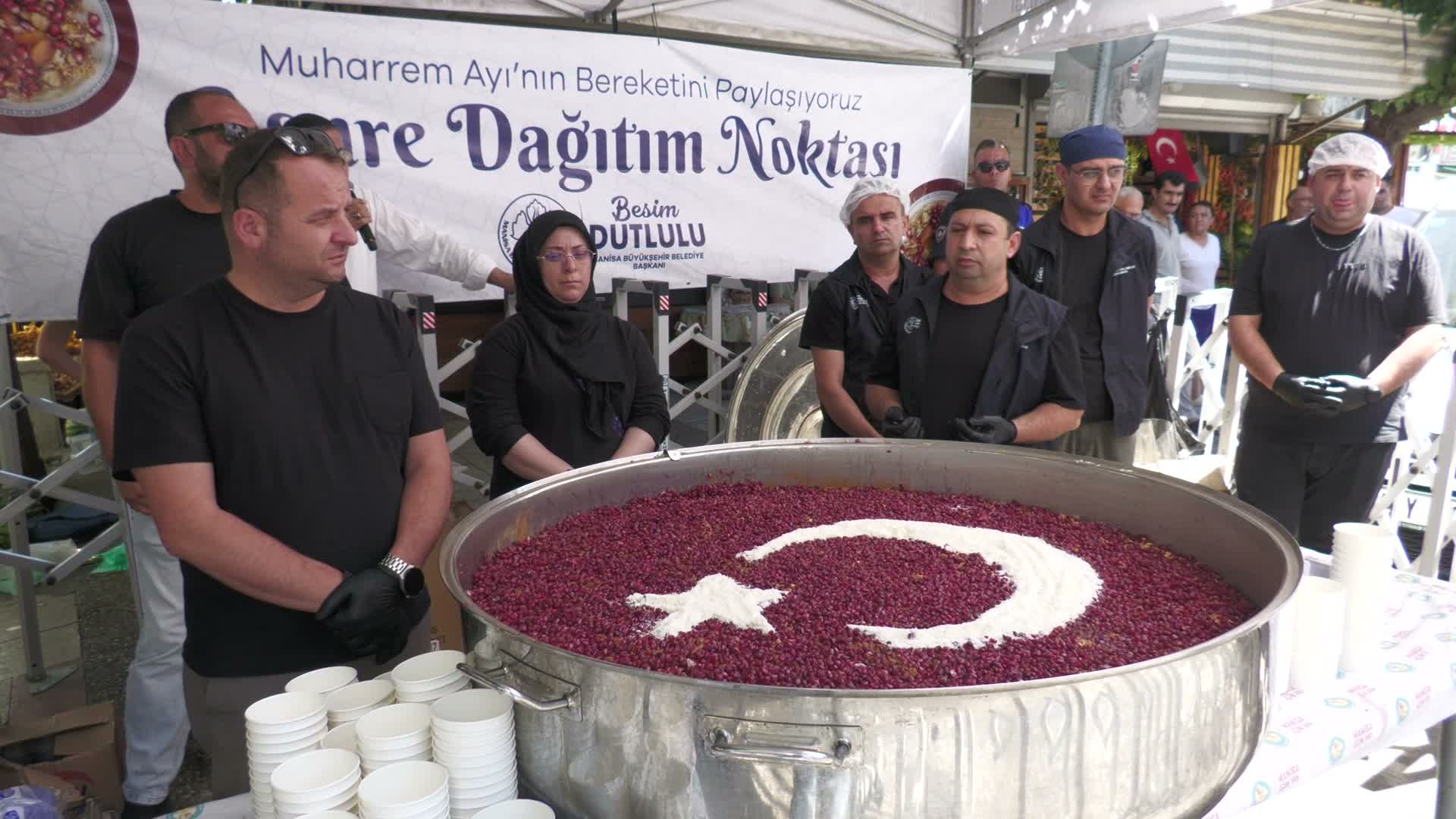 Manisa Büyükşehir Belediyesi'nden Alaybey ve Laleli pazarlarında aşure ikramı