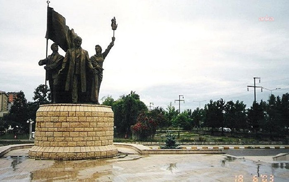 YENİ Parti Rize İl Başkanı Deniz'den Atatürk Anıtı'nın taşınacağı iddiasına tepki: “Atatürksüz Rize düşünüyorsanız buna izin vermeyiz”