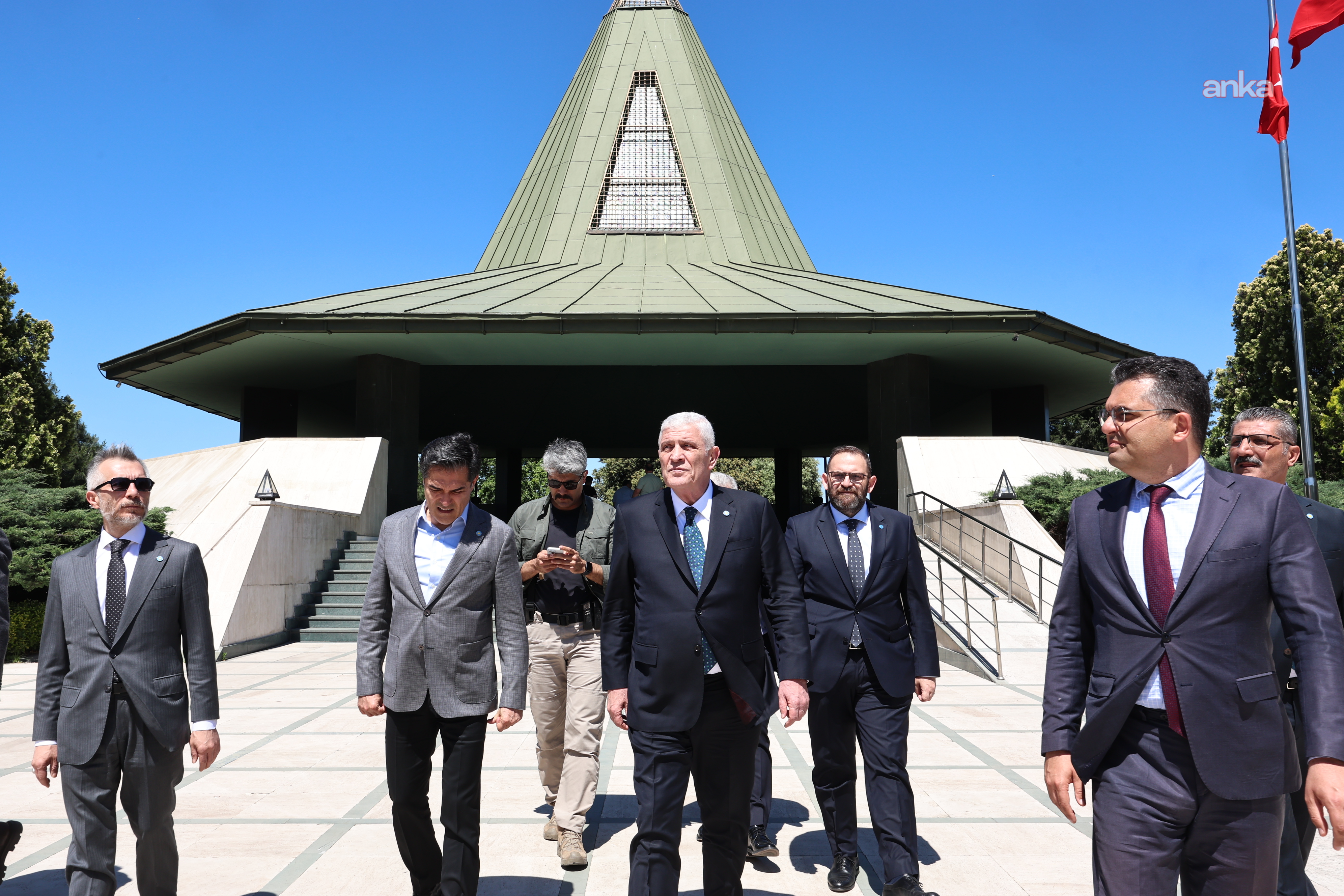 Müsavat Dervişoğlu'ndan Özal, Menderes, İnalcık ve Ortaylı'nın kabrine ziyaret
