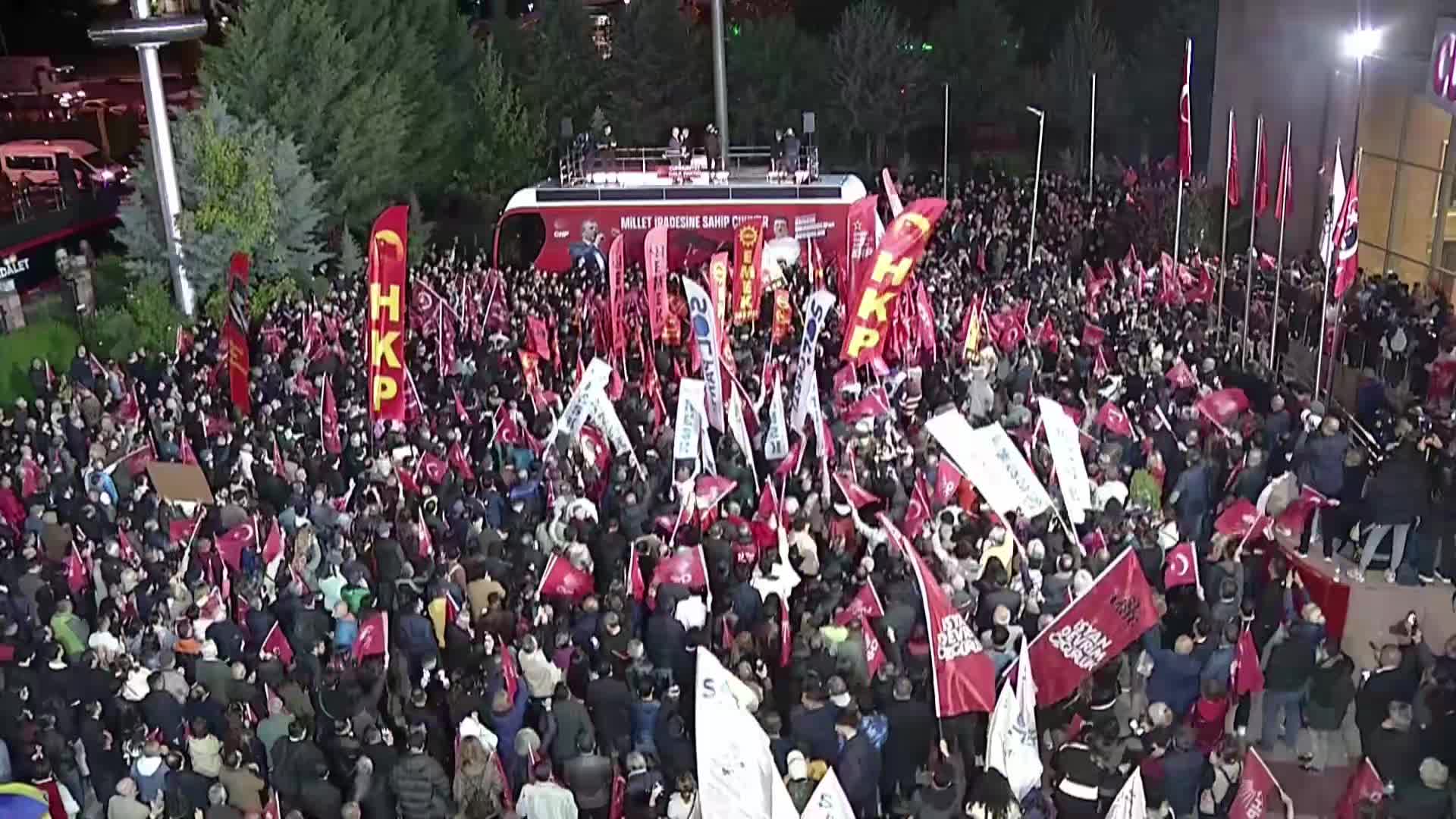 CHP Kurultayı'na iptal kararı... Özgür Özel: CHP'yi kimin yöneteceğine CHP'liler karar verene kadar bu binadayım, hiçbir yere gitmiyorum