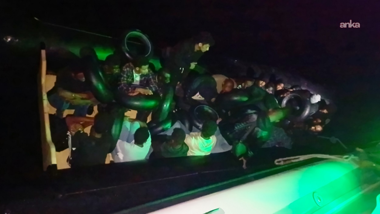 İzmir açıklarında 25 düzensiz göçmen yakalanırken, denizde mahsur kalan 4 balıkçı kurtarıldı