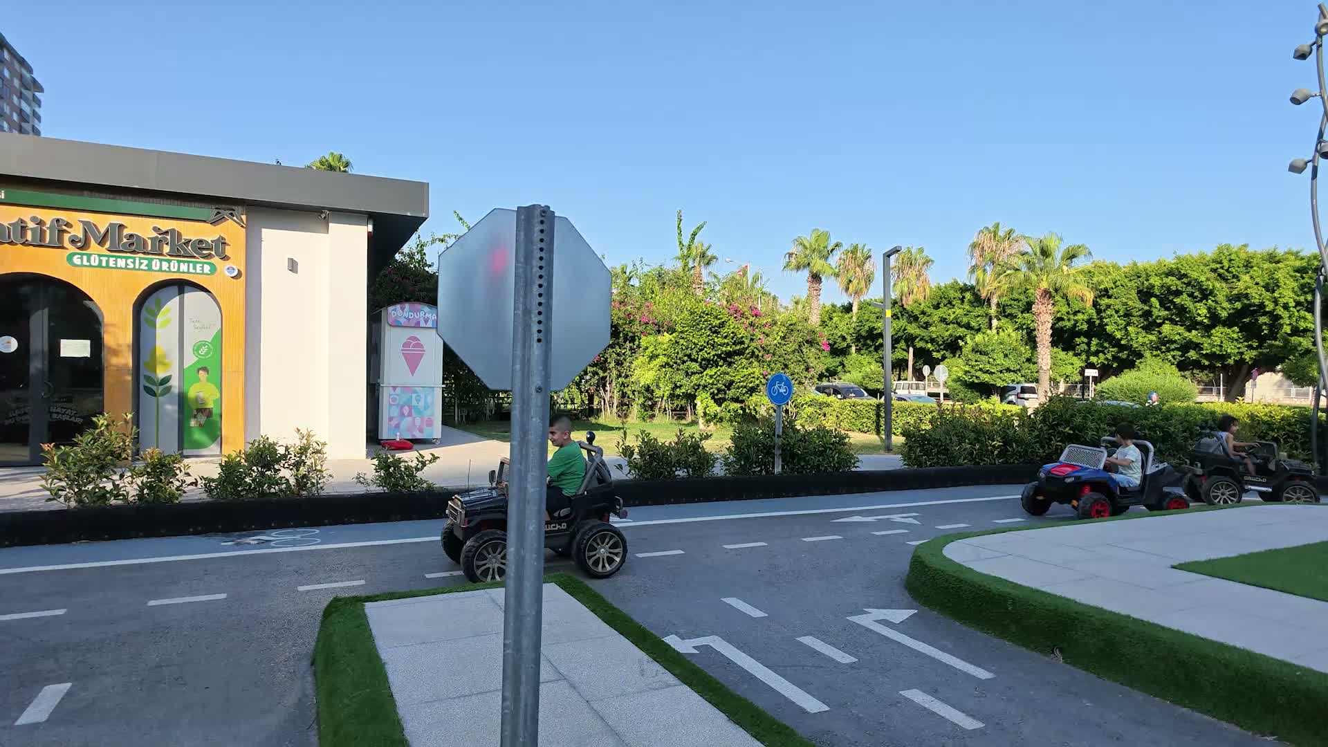 Mersin’de çocuklar akülü araçlarla trafik deneyimi yaşadı