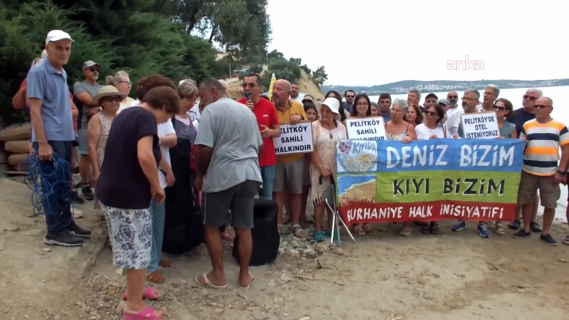 Burhaniye'de sahildeki kaçak yapıların yıkılması talepli eylem