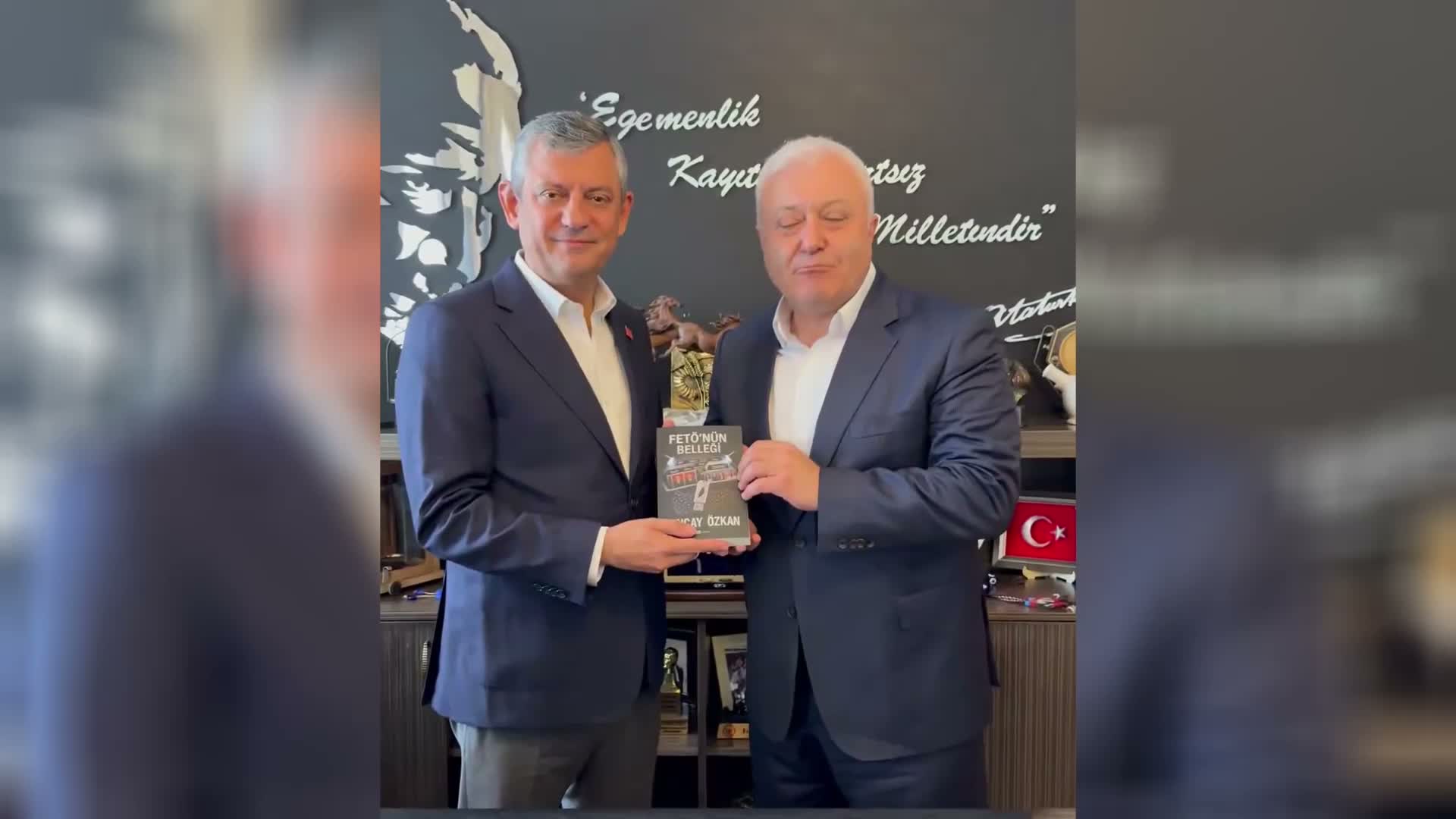 CHP’li Özkan yeni kitabını Özgür Özel’e hediye etti