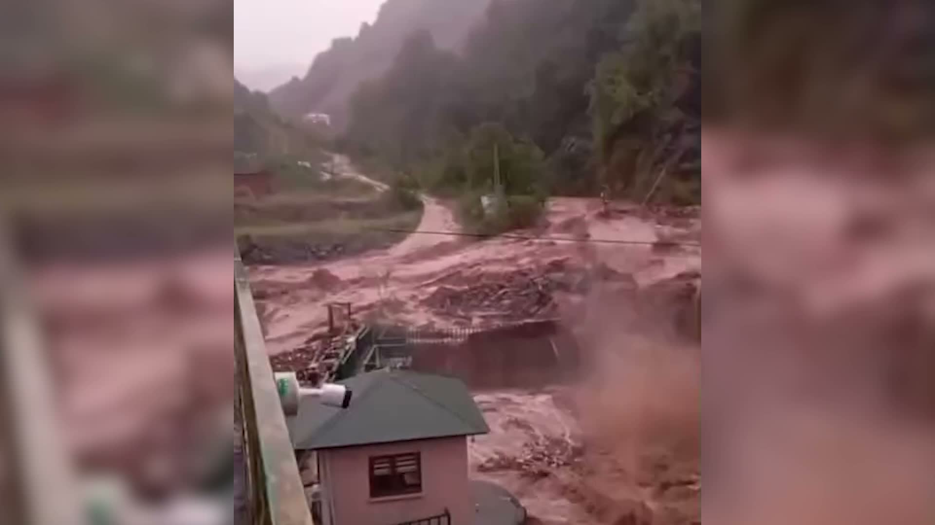 Giresun'da şiddetli yağış sel ve taşkına yol açtı: Kayıp ihbarı yapılan 2 kişi aranıyor