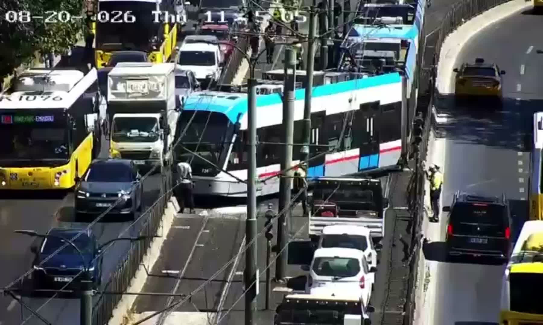 Fındıklı'da tramvay raydan çıktı, yolcular tahliye edildi