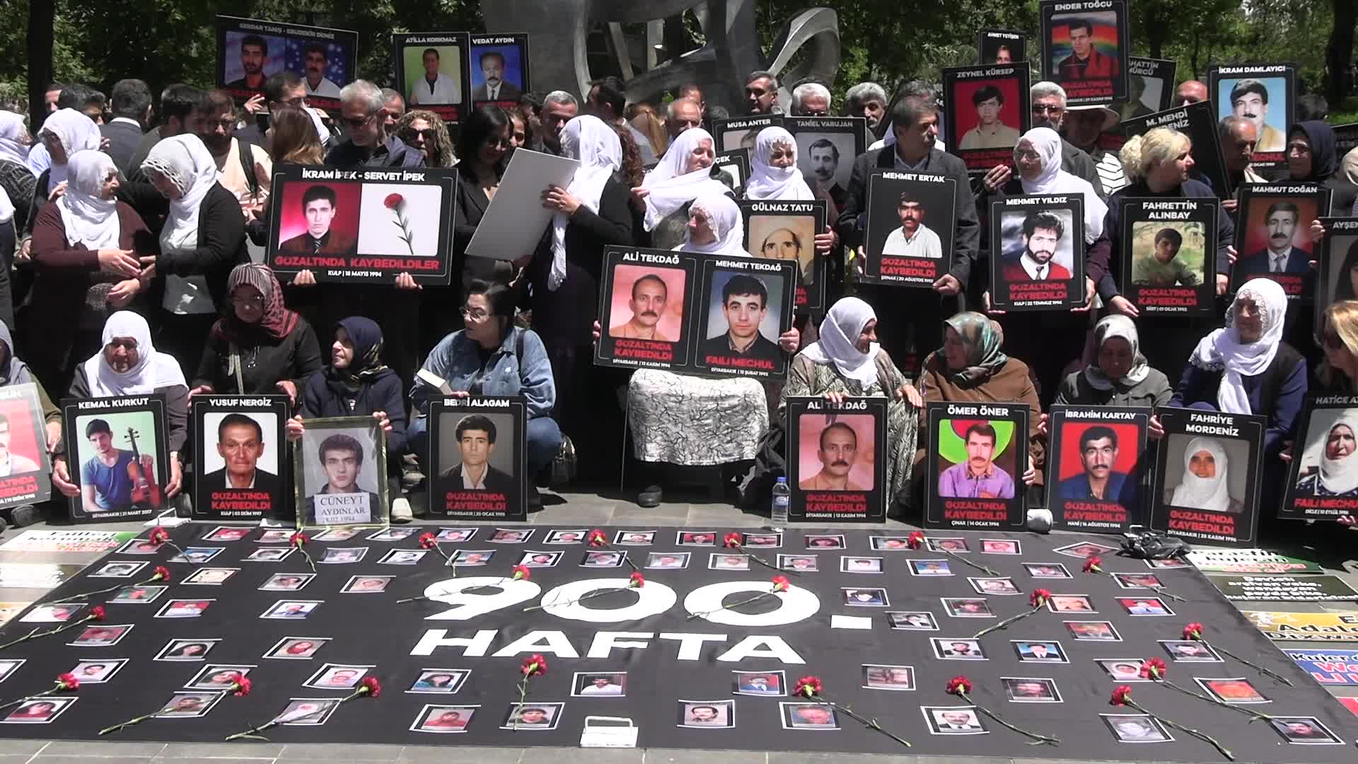 Diyarbakır’da kayıp yakınlarının eylemi 900’üncü haftada... CHP’li Tanrıkulu: "Dua edeceğiniz, bir mezar taşına mutlaka sizi kavuşturacağız"