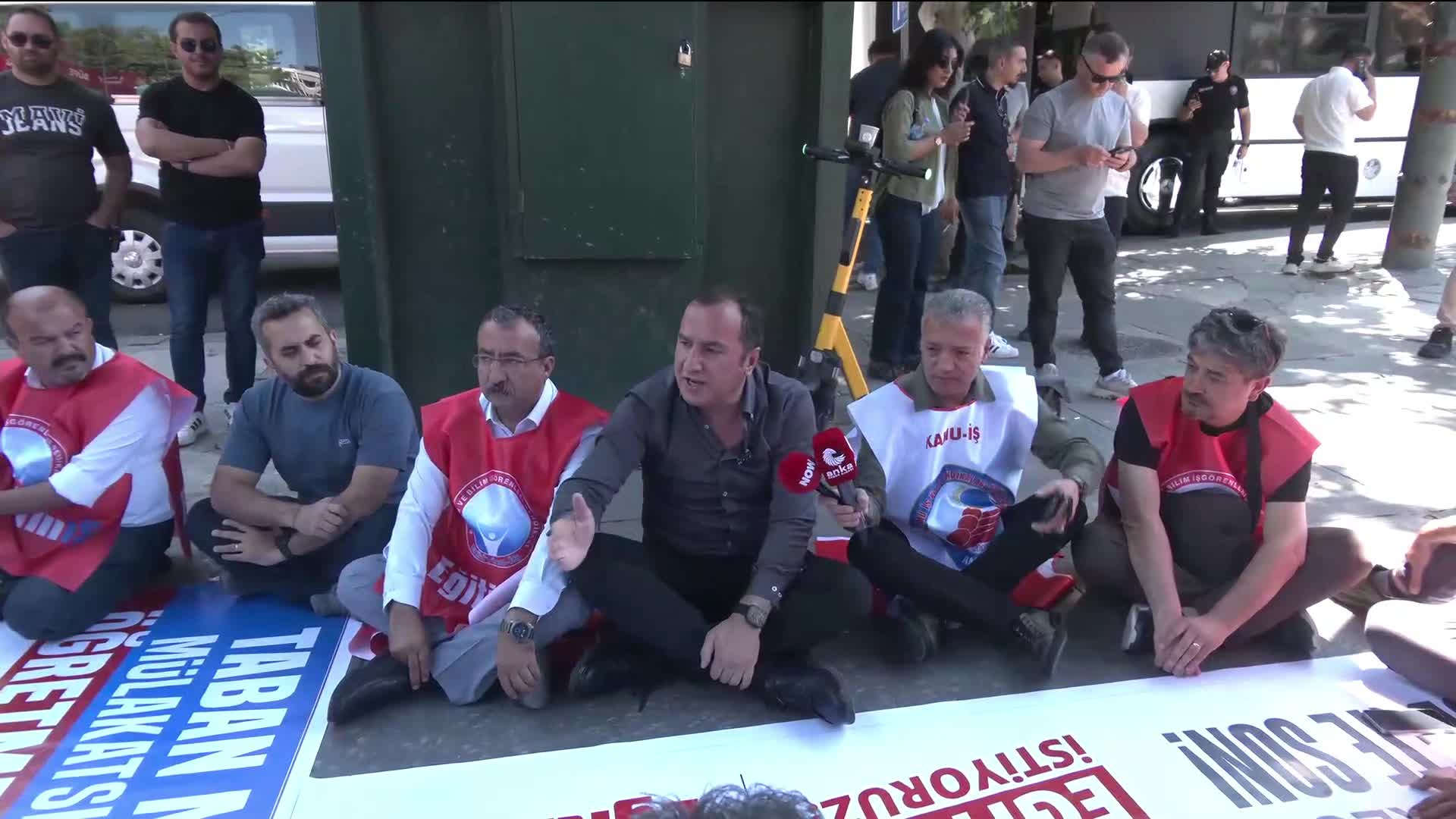 Eğitim-İş'ten MEB önünde tebeşirli protesto: "Bakan karneyi değil, gitmeyi hak ediyor"