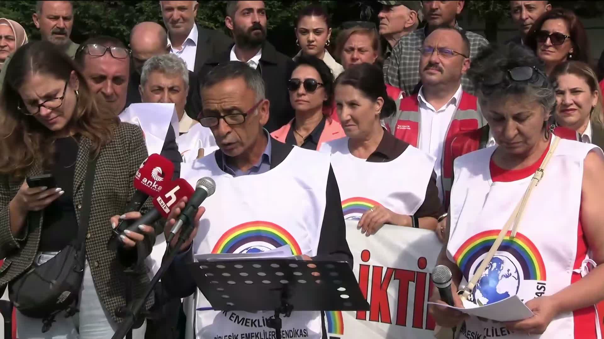 Emekliler Kartal'da kefen fırlattı: Fon vurgunu faturasını ödemek istemiyoruz... Geçinemediğimiz için canımıza kıymak istemiyoruz