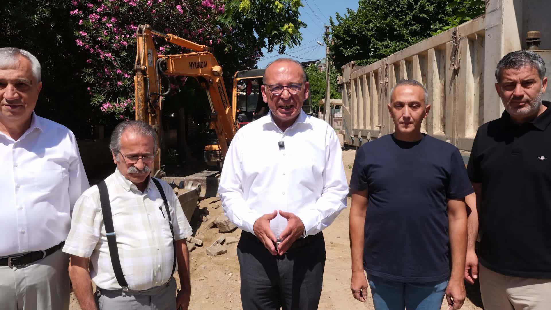 Turgutlu Belediye Başkanı Akın, üstyapı ve halı saha çalışmalarını yerinde inceledi