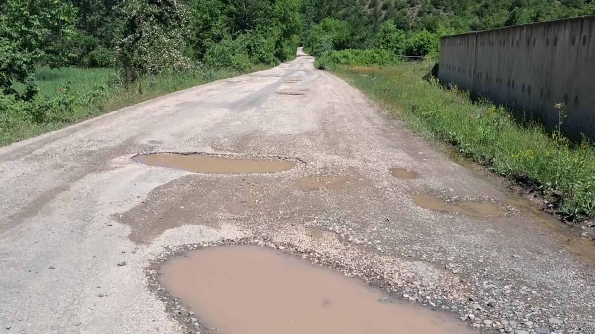 Tokat Reşadiye'de 35 köyün bağlantı yolu çile yoluna döndü: Vatandaşlar çukurlara fide dikerek protesto etti