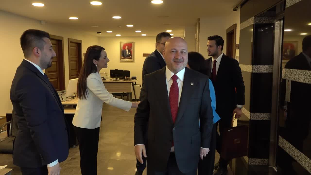 Siyasi partiler arası bayramlaşma… İYİ Partili Yılmaz: “Cumhuriyet tarihinde ilk defa bir nesil kendisinden önceki nesillerden sosyoekonomik olarak geriye düştü”