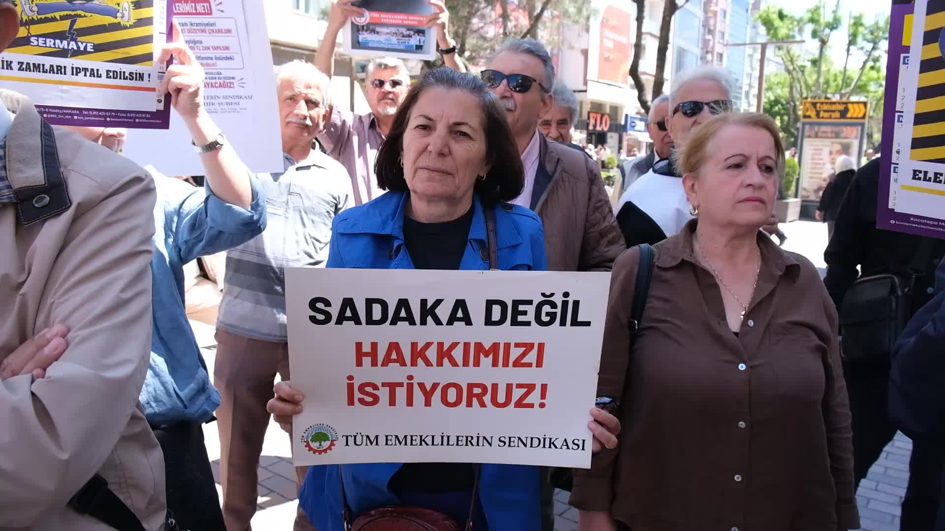 Eskişehir’de emekliler sokakta: 30 bin lira ikramiye istiyoruz
