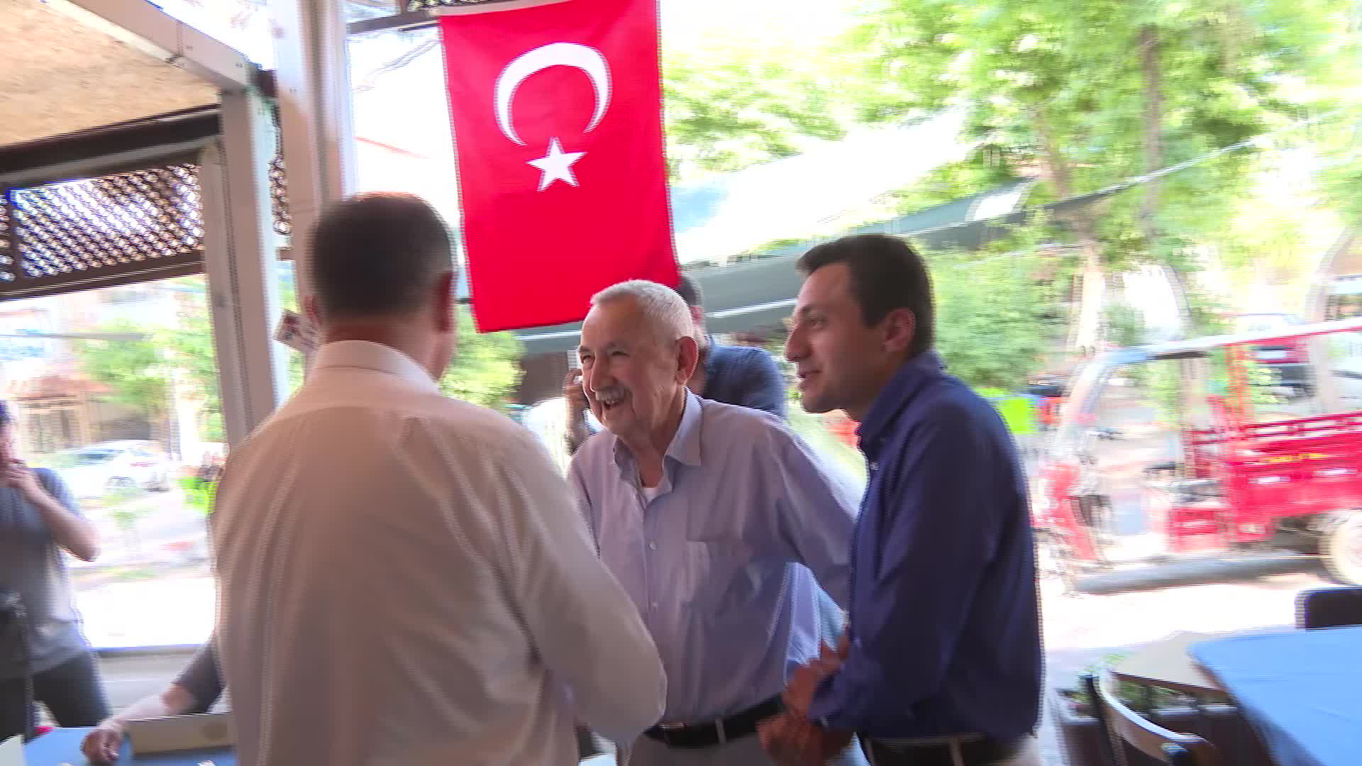 İzmir Büyükşehir Belediye Başkanı Tugay, kiraz kenti Kemalpaşa'da