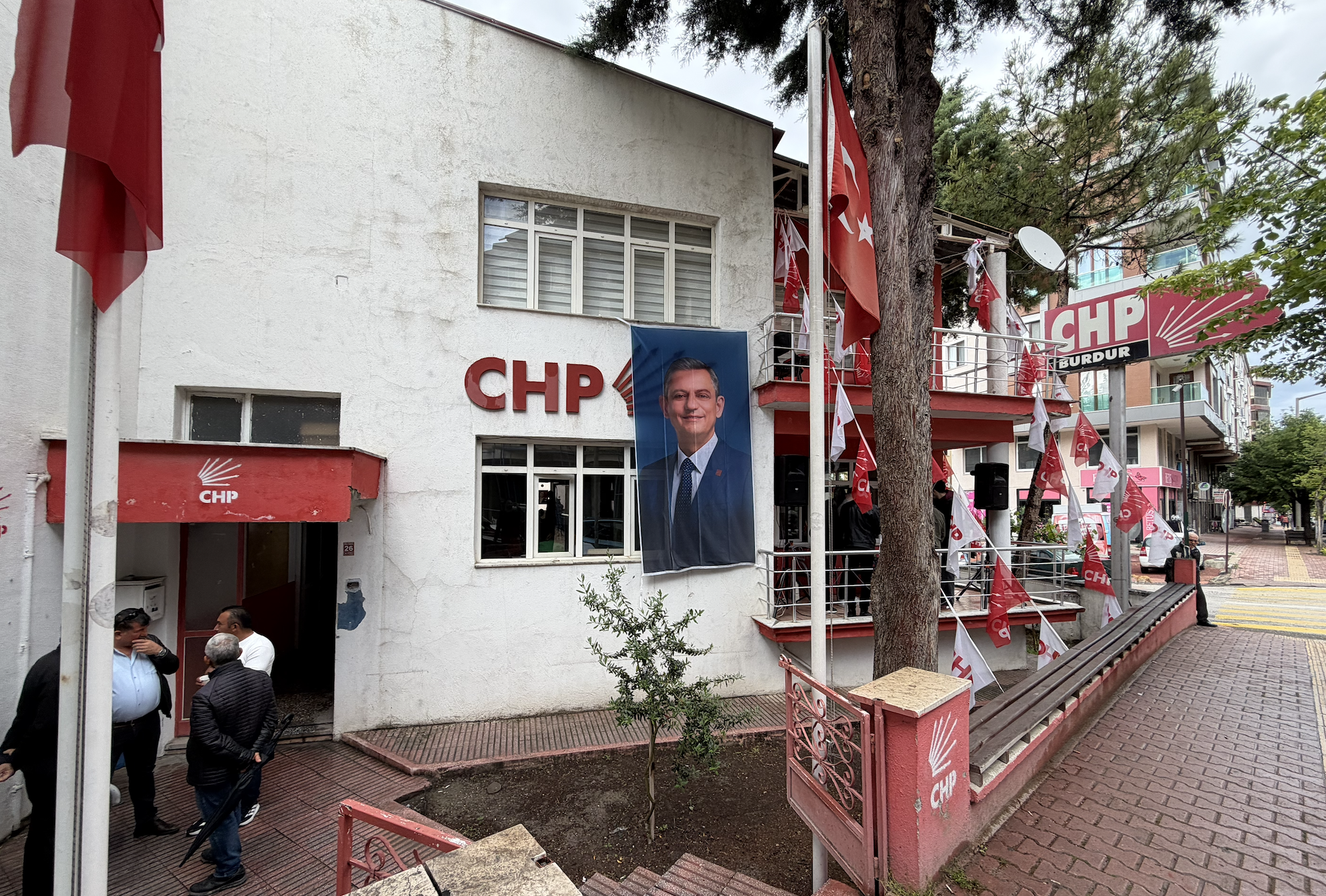 CHP Burdur Örgütü: "Sayın Özgür Özel’in kararlılıkla sürdürdüğü mücadeleye sonuna kadar sahip çıkıyoruz"