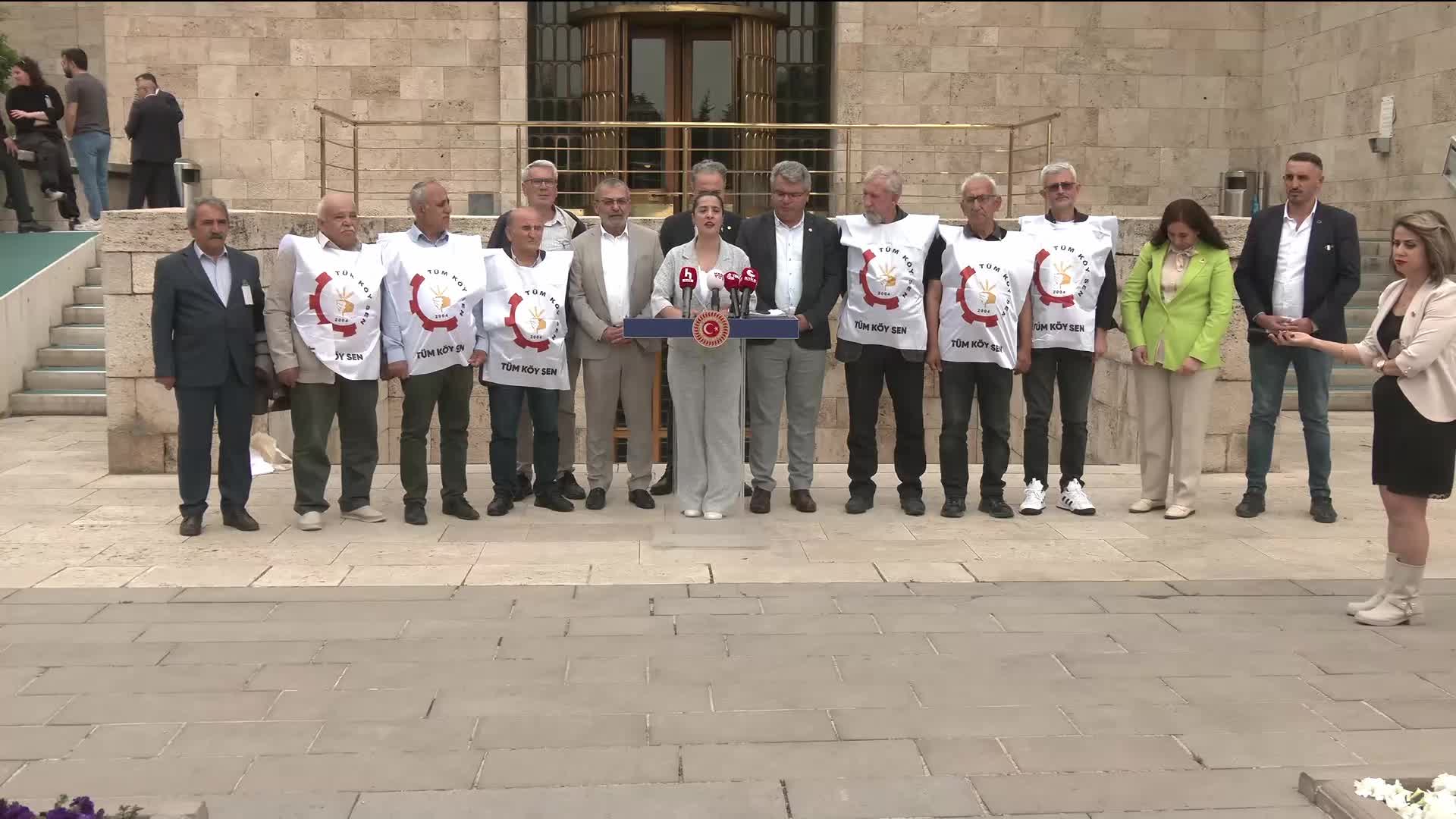 EMEP milletvekilleri Karaca ve Bayhan, üreticilerin hazırladığı kanun teklifi taslağını Meclis'e taşıdı