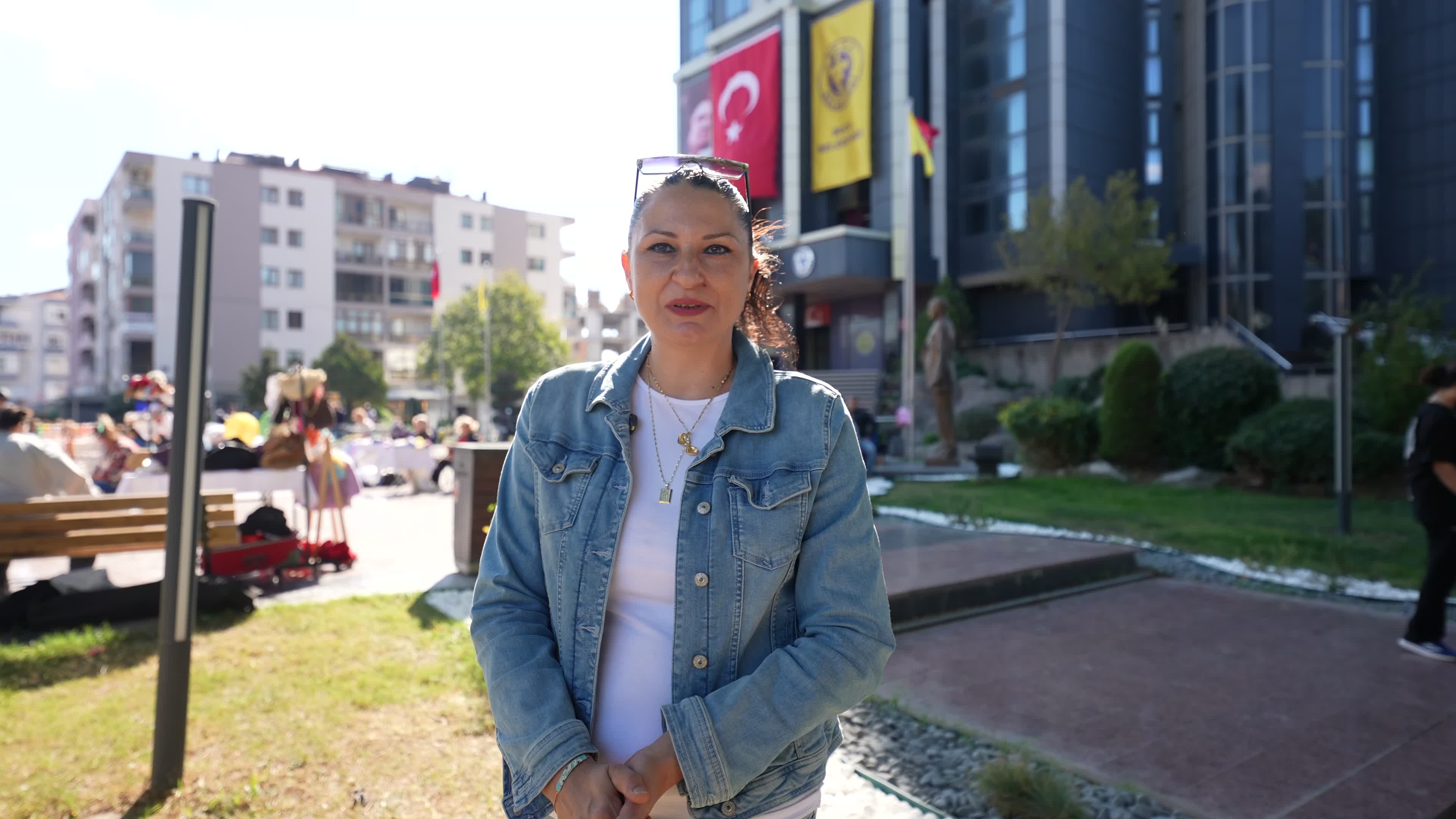 Buca’da anne-kızın “engelleri aşan” el emeği standı