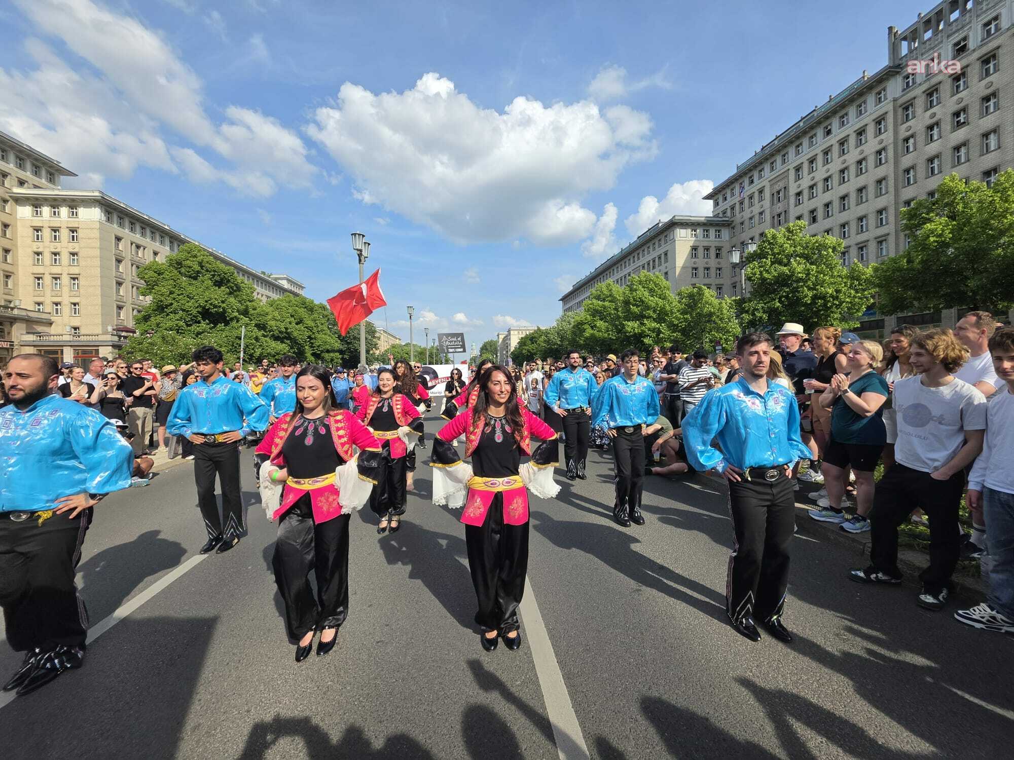 Berlin'deki "Kültürler Karnavalı"nda Türk rüzgârı