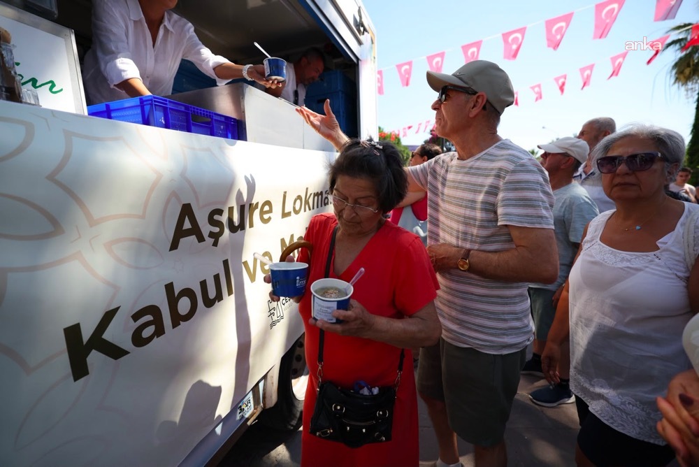 Çeşme'de aşure lokması paylaşıldı