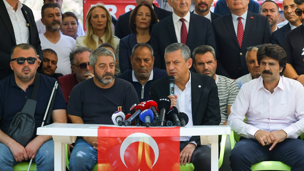 Özgür Özel'den, er şehit yakınları ve er gazilerin eylemine destek ziyareti