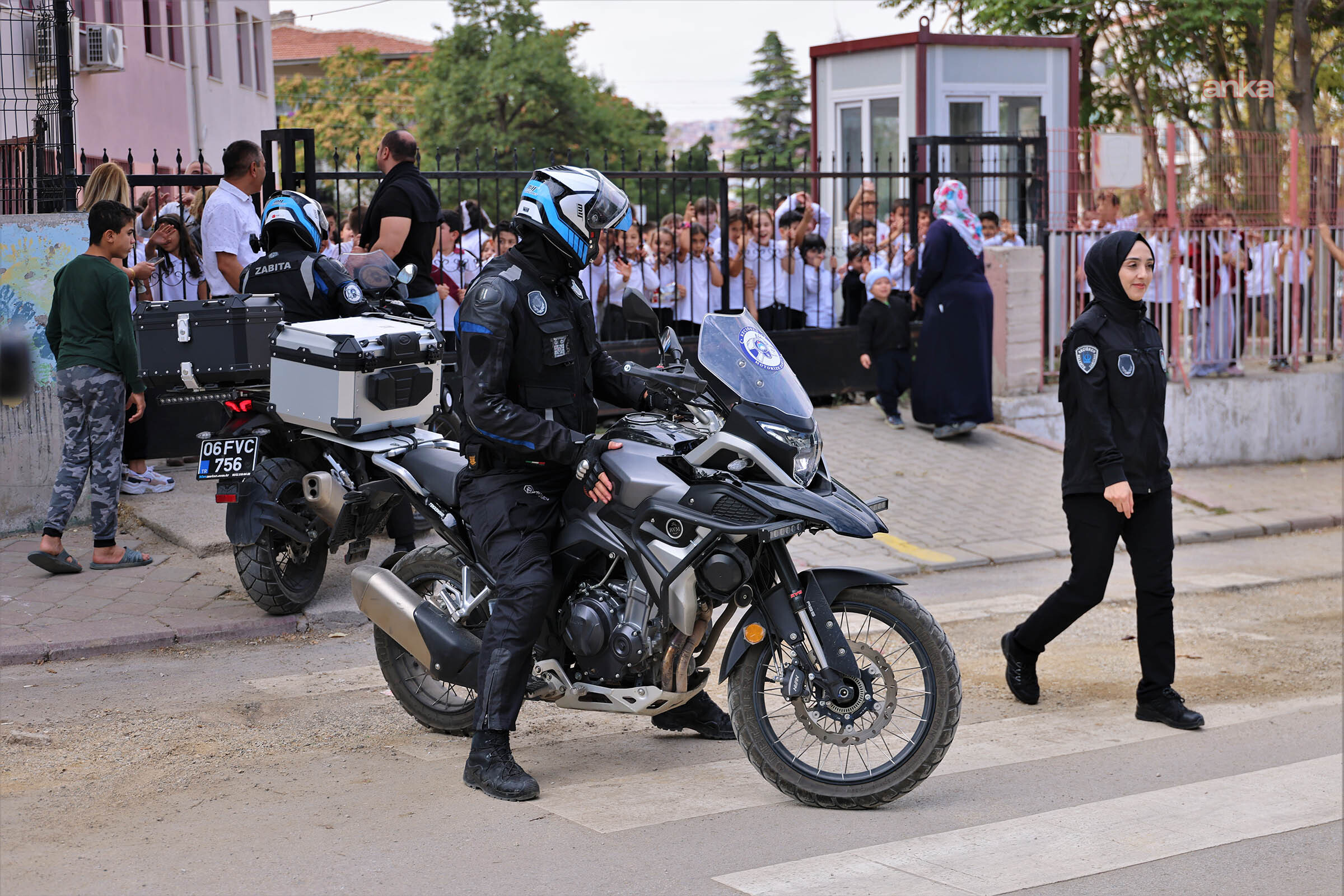 Keçiören’de zabıta ekipleri öğrencilerin güvenliği için sahada