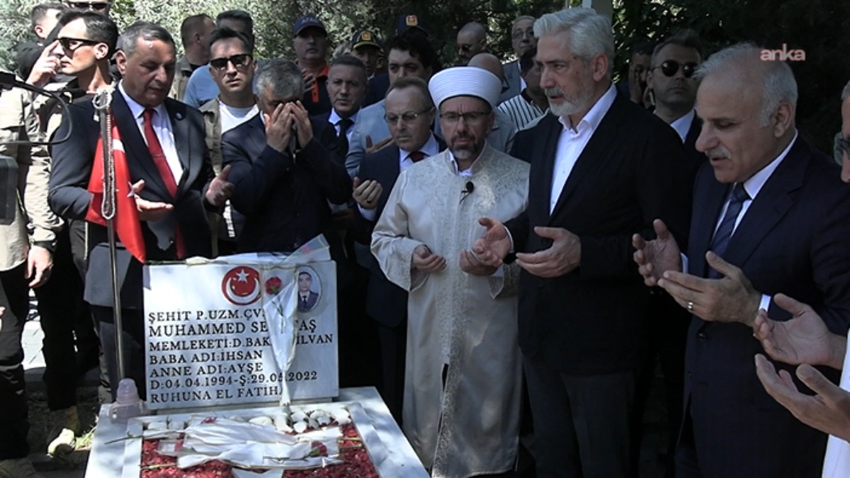 Diyarbakır’da şehit kabirlerine karanfil bırakıldı