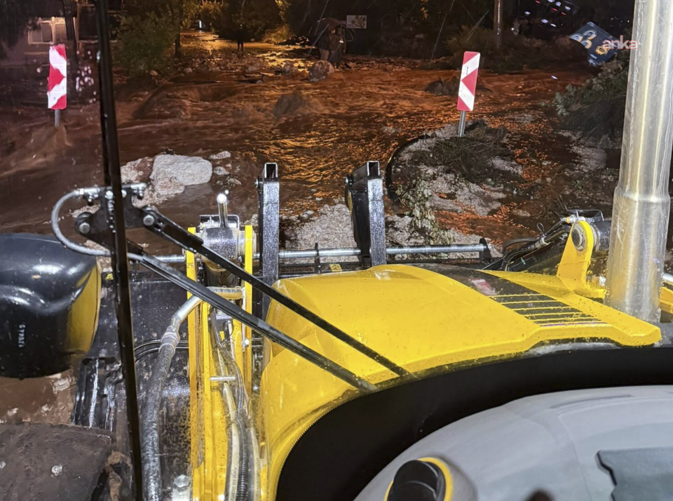 Antalya Büyükşehir Belediyesi ekiplerinin yağmur mesaisi gece boyunca sürdü