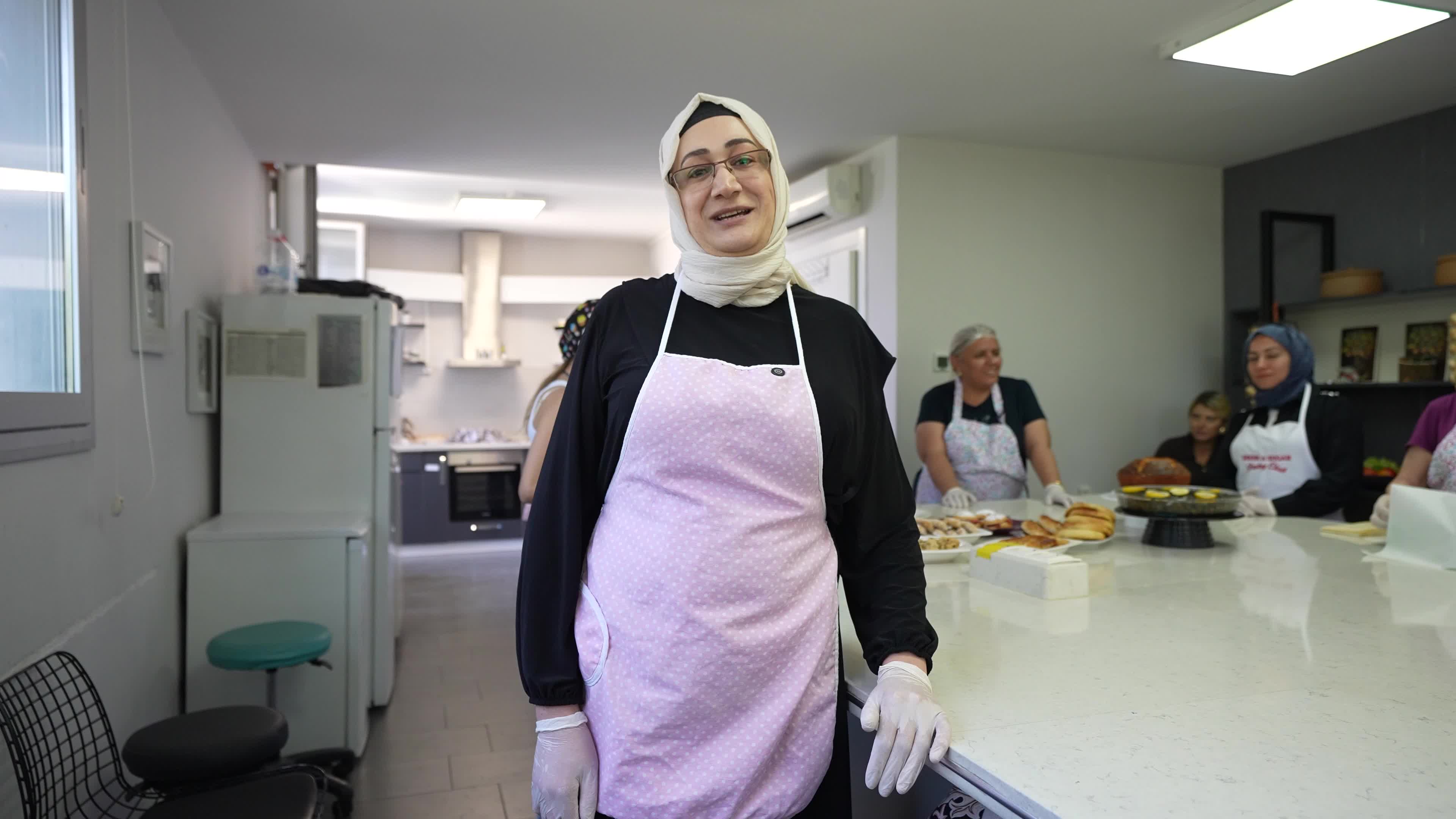 Bucalı kadınlar mutfakta hem öğreniyor hem üretiyor