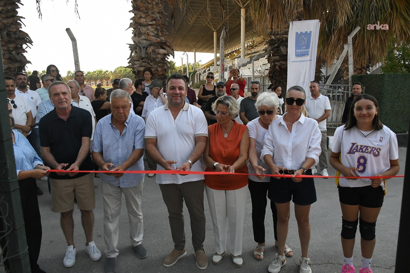 Kuşadası'nda yenilenen basketbol sahasına Efe İbrikoğlu'nun adı verildi