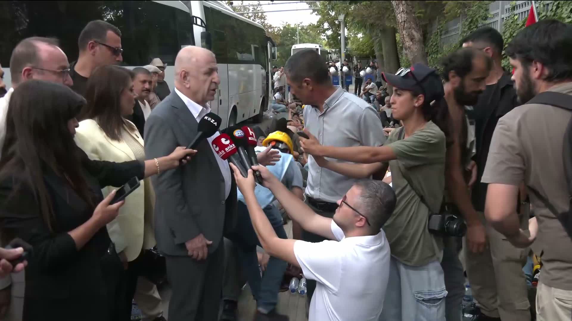 Ümit Özdağ'dan Enerji Bakanlığı önündeki madencilere destek ziyareti