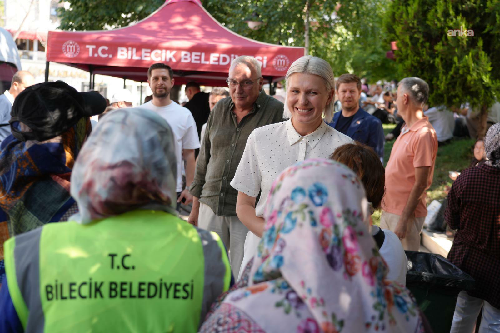 Bilecik'te aşure bereketi: Başkan Subaşı, vatandaşlara ikramda bulundu