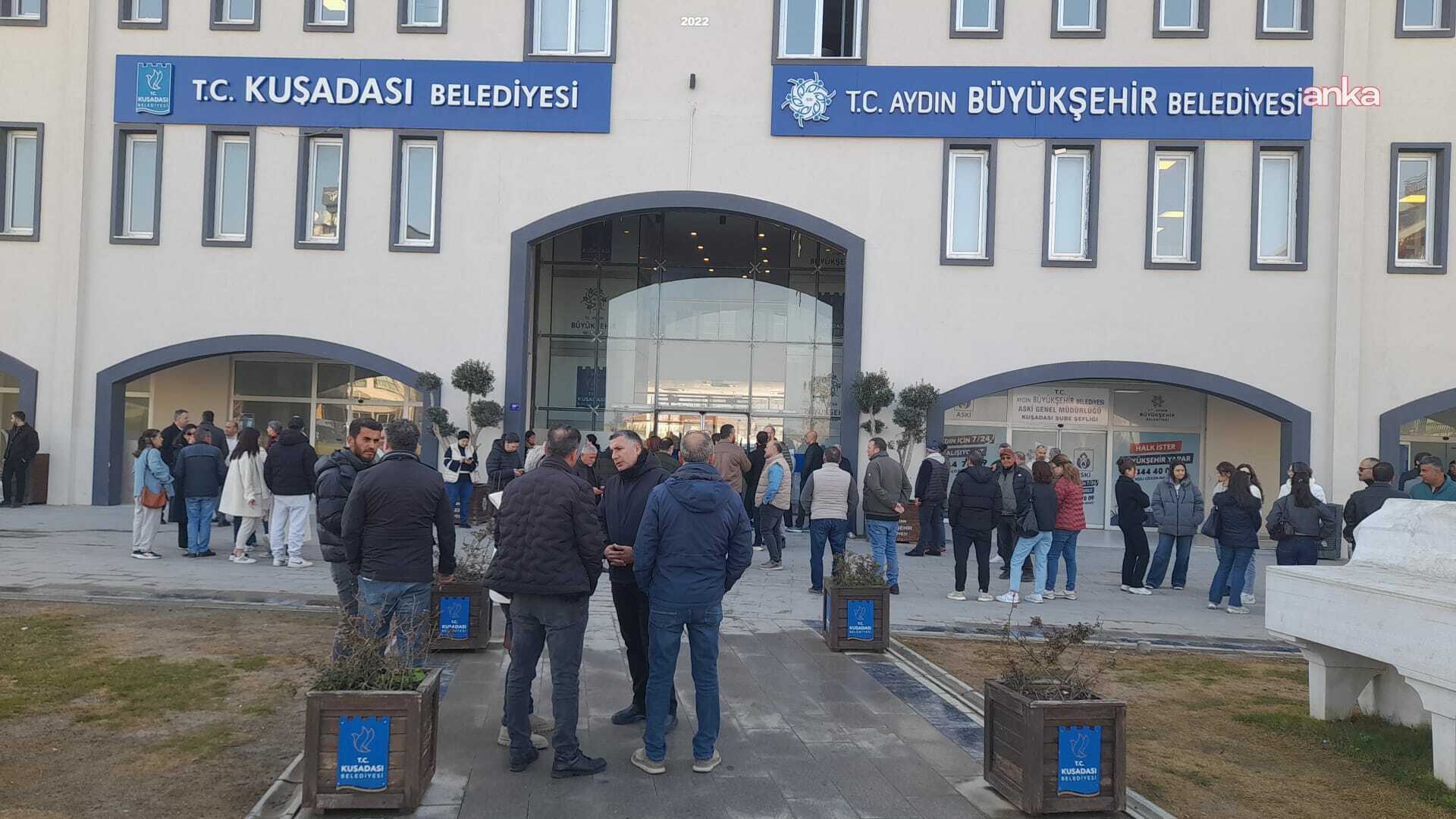 Kuşadası Belediyesi'ne rüşvet ve irtikap operasyonu: 15 şüpheli gözaltına alındı