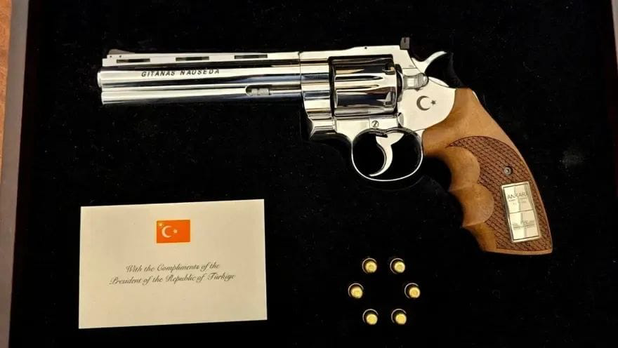 Silah hediyesi dünya basınında: “NATO liderleri Erdoğan'ın hediyesiyle ne yapacaklarını bilmiyor”