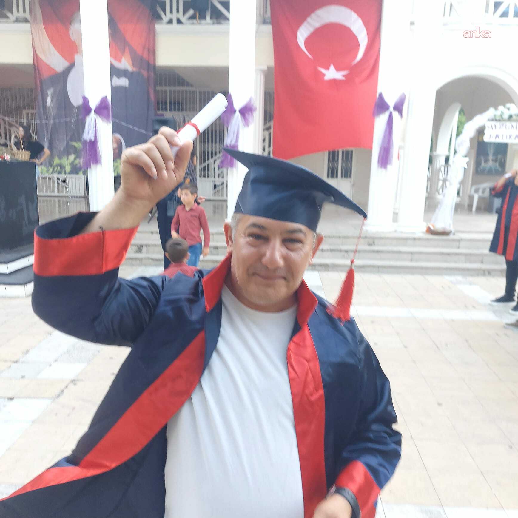50 yaşında yeniden liseli oldu, çocuğu yaşındaki öğrencilerle kep attı