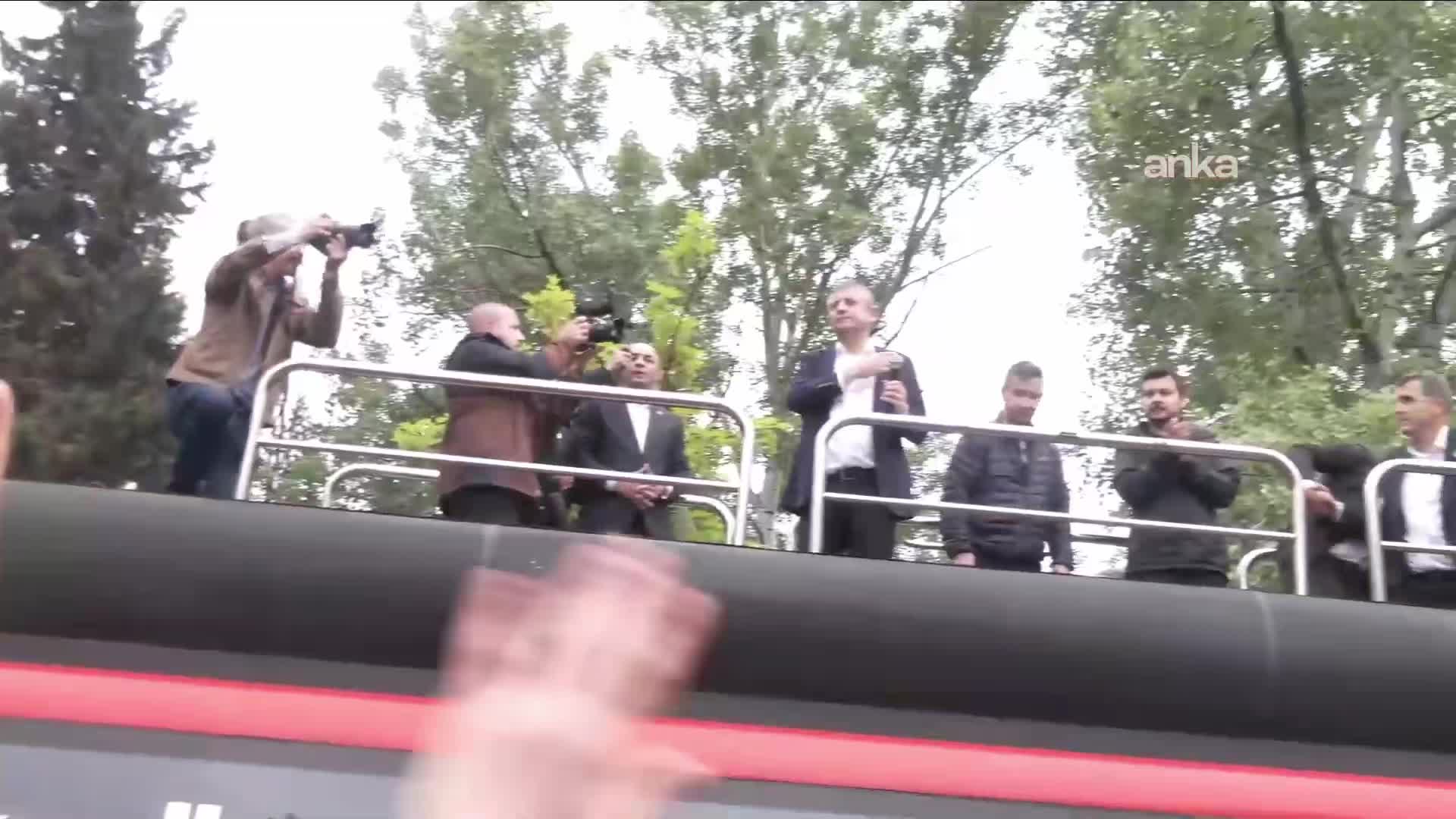 Özgür Özel, Meclis önünde konuştu... "AK Parti'nin yargı kollarıyla, AK Parti'nin butlan kolları kol kola karşımızdadır"