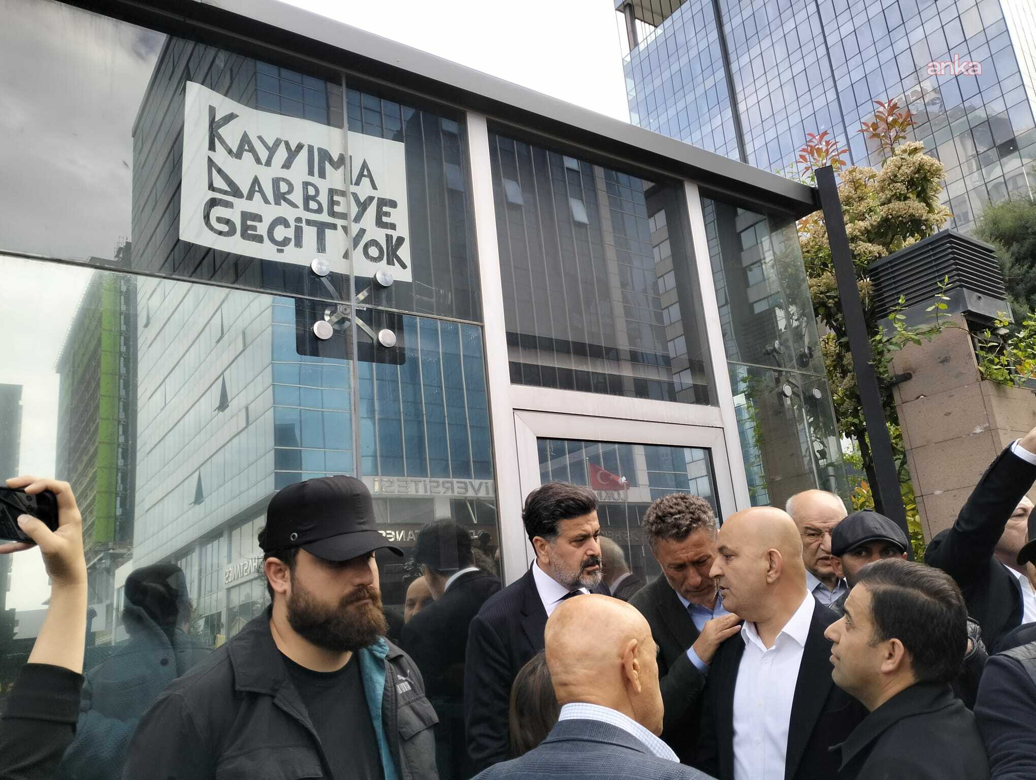 CHP Genel Merkezi'nde tahliye gerginliği
