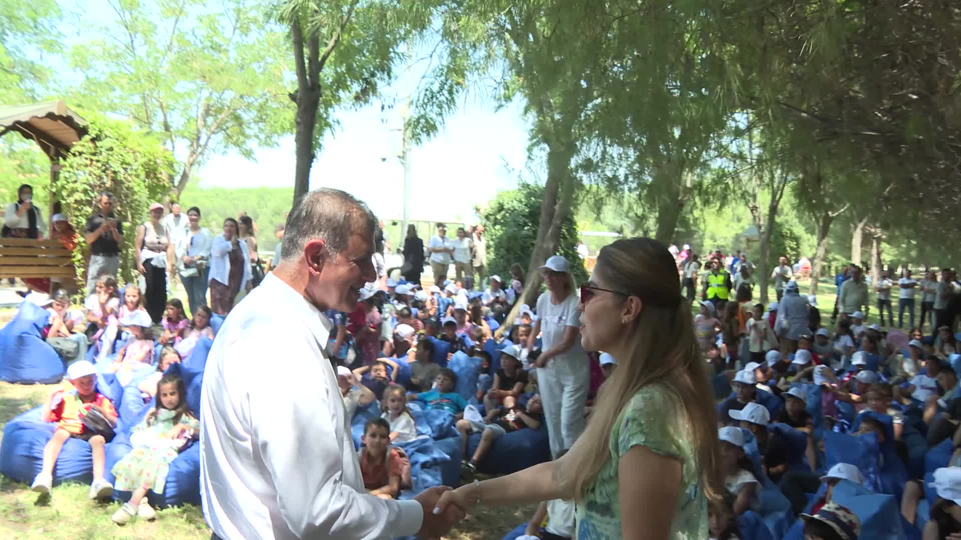 İzmir Büyükşehir Belediye Başkanı Tugay sözünü tuttu, çocukların yüzü güldü