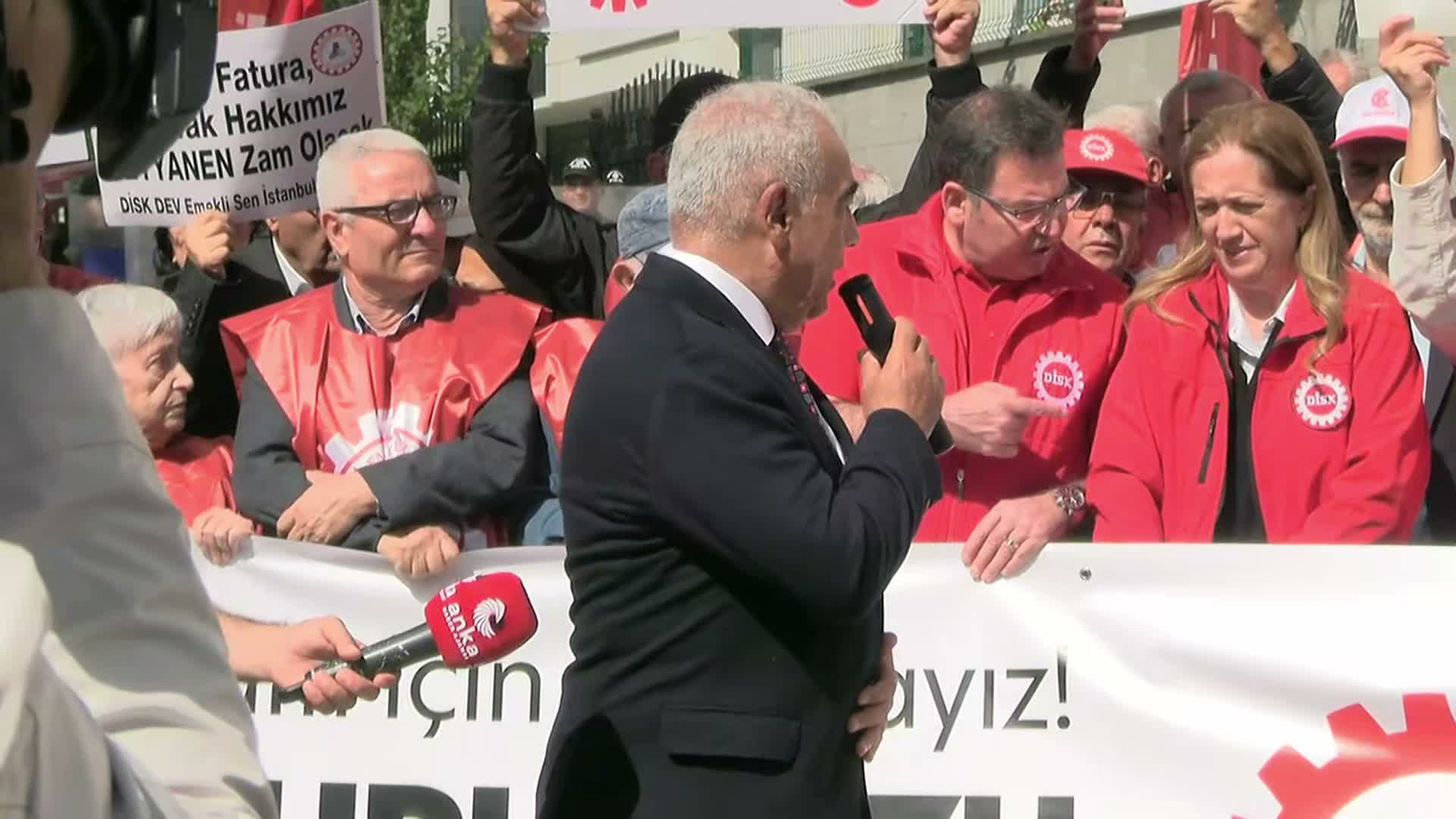 Devrimci Emekliler Sendikası'ndan İstanbul Vergi Dairesi önünde açıklama: "TÜİK’in açıkladığı rakam emeklinin tenceresini doldurmuyor"