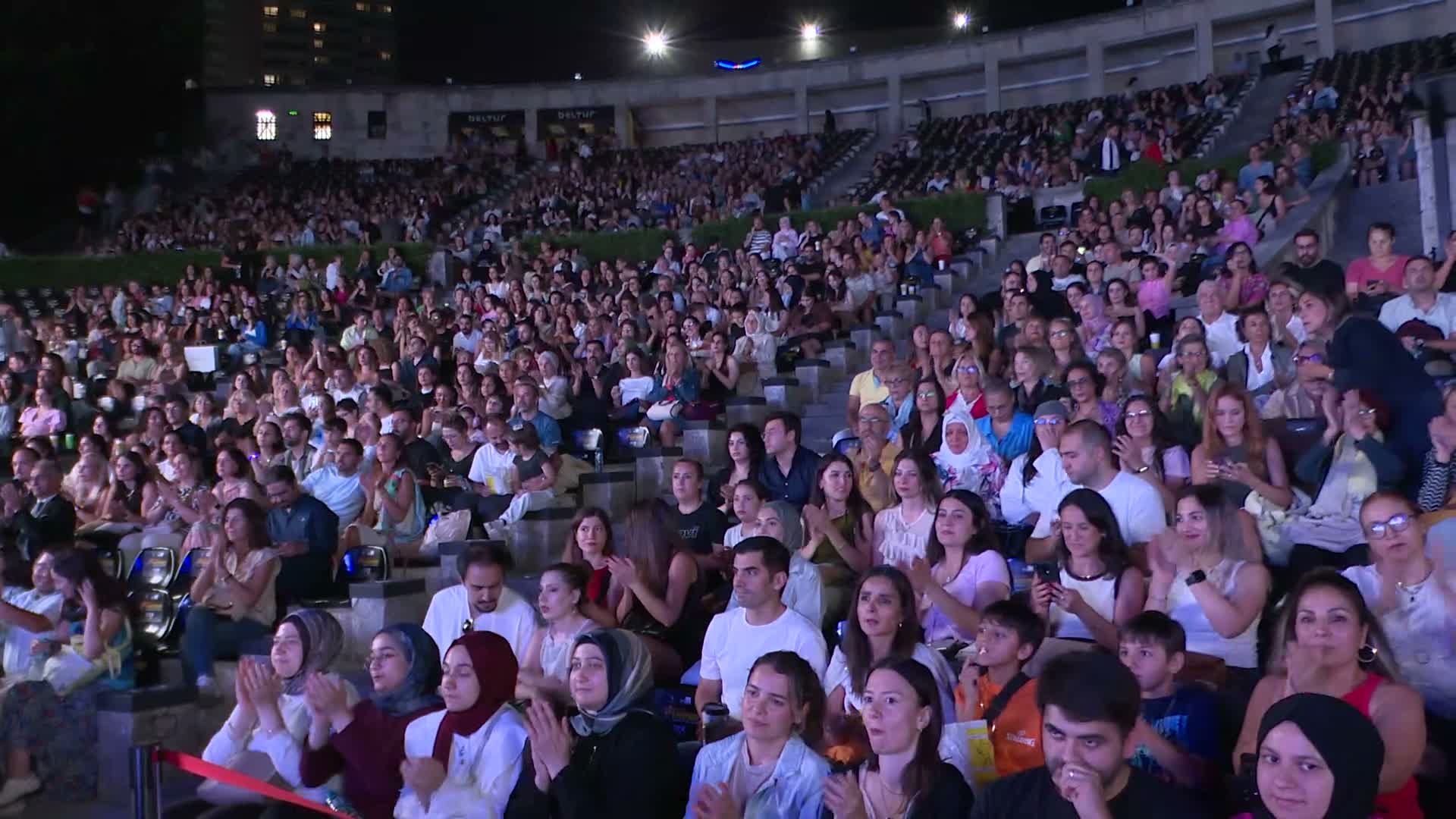 16 kadın sanatçı, tek sahnede üniversiteliler için şarkılarını söyledi... Nuri Aslan: Bu şehirde hiçbir genç kızımız kendini sahipsiz, kimsesiz hissetmeyecek