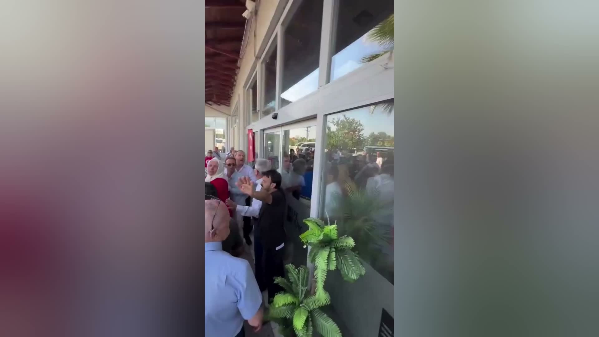 İYİ Parti Edirne İl Teşkilatı'nın Balıkesir mitingine giden otobüsleri dinlenme tesisine alınmadı