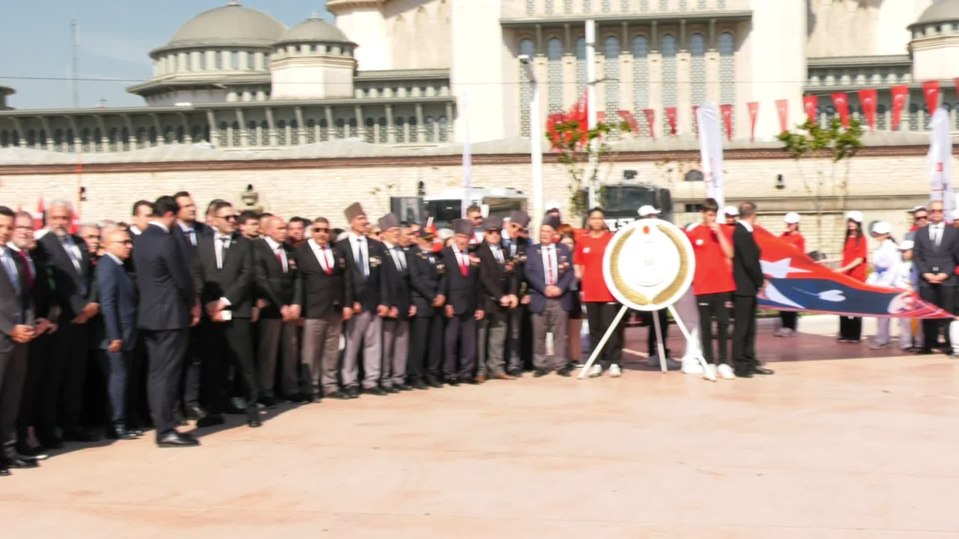 Taksim’deki 19 Mayıs töreninde AK Parti çelenk bırakmadı... Özgür Çelik: “Milli değerlerle sorunları olduğunu geçmişten beri biliyoruz”