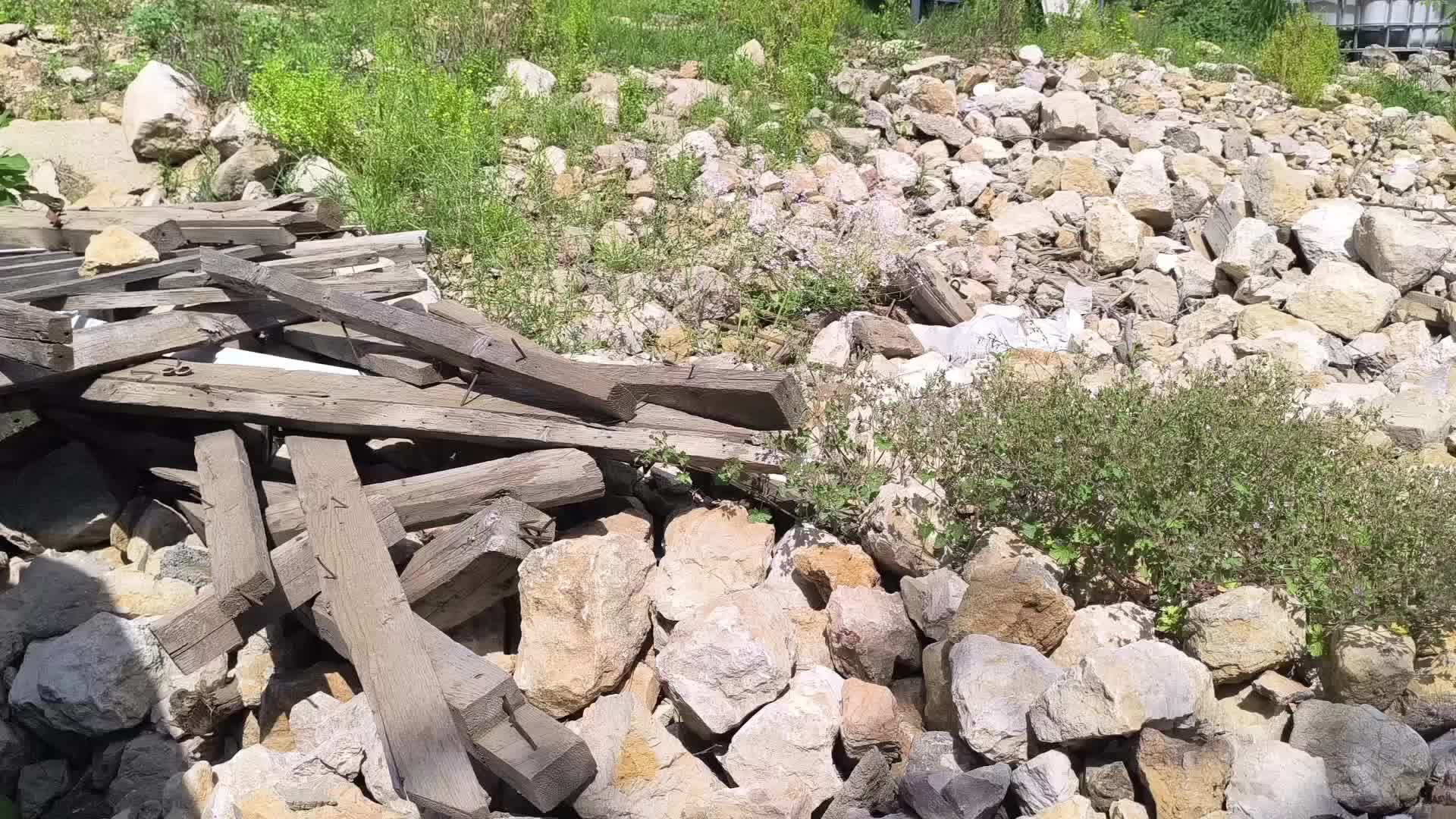 Sumbas'ta depremzedeler hala çadır ve barakalarda yaşıyor... 86 yaşındaki depremzede: "Param yok diye sokaklarda mı yaşayacağım?"